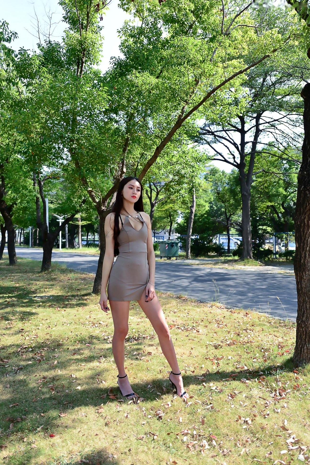 台湾嫩模Lola雪岑户外紧身裙写真,176cm修长美腿展馆冷艳时尚街拍