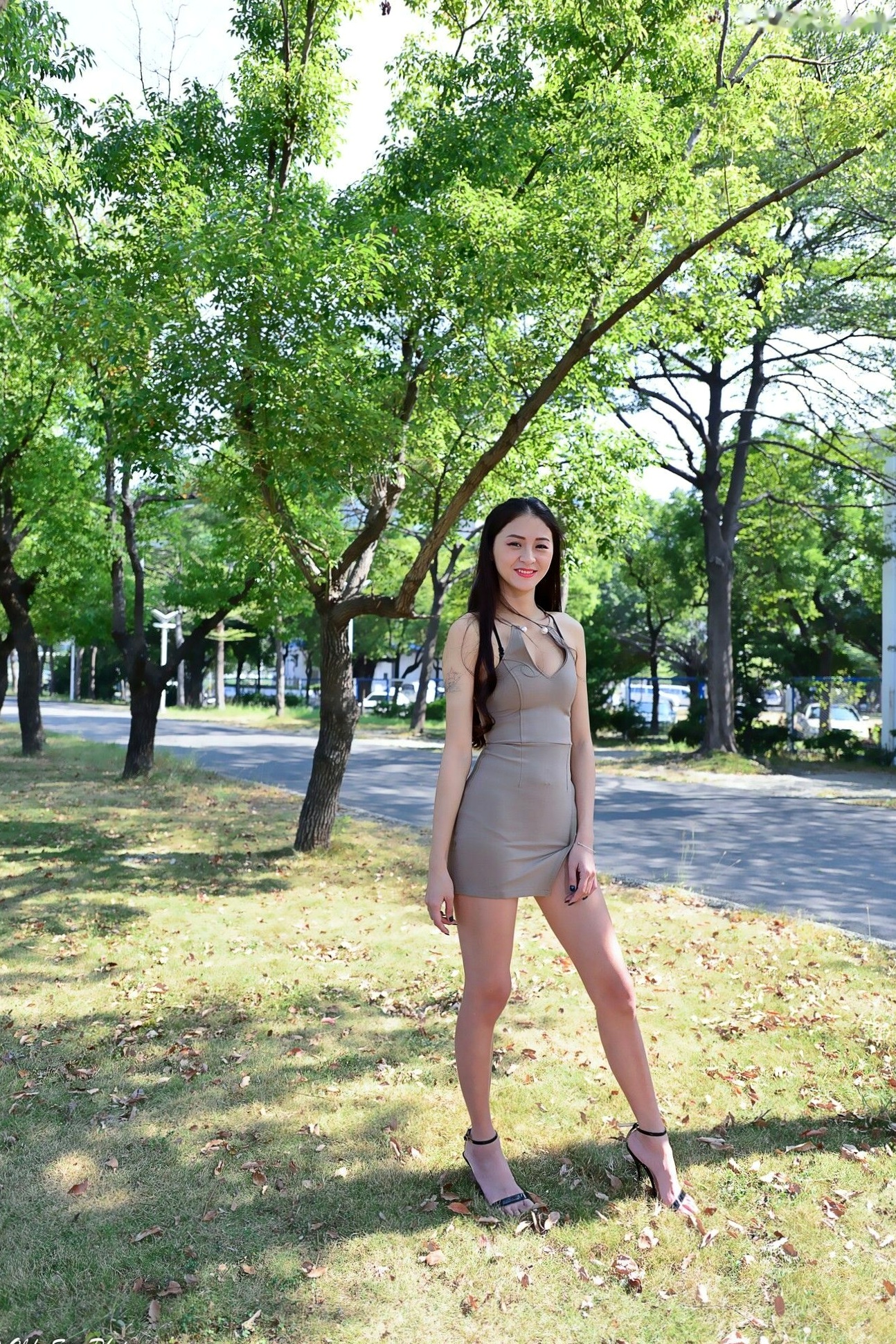 台湾嫩模Lola雪岑户外紧身裙写真,176cm修长美腿展馆冷艳时尚街拍
