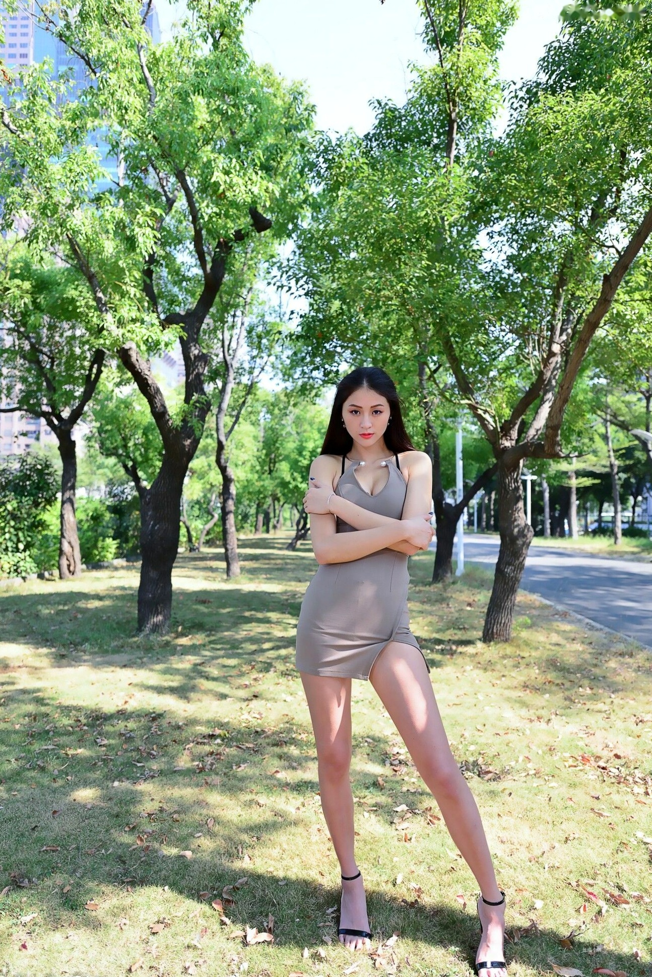 台湾嫩模Lola雪岑户外紧身裙写真,176cm修长美腿展馆冷艳时尚街拍