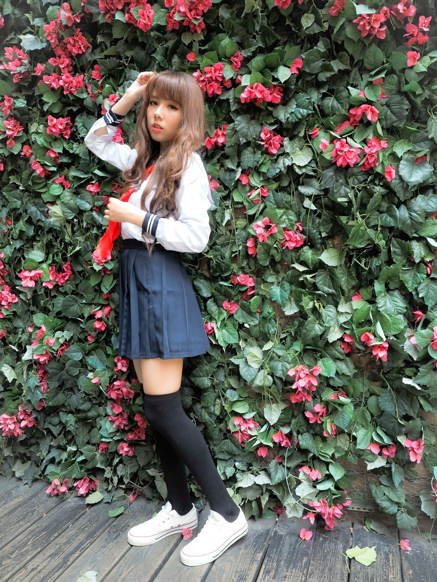 台湾正妹捲捲《东区街拍》时尚写真,青春水手服校园风,甜美清新街头美少女