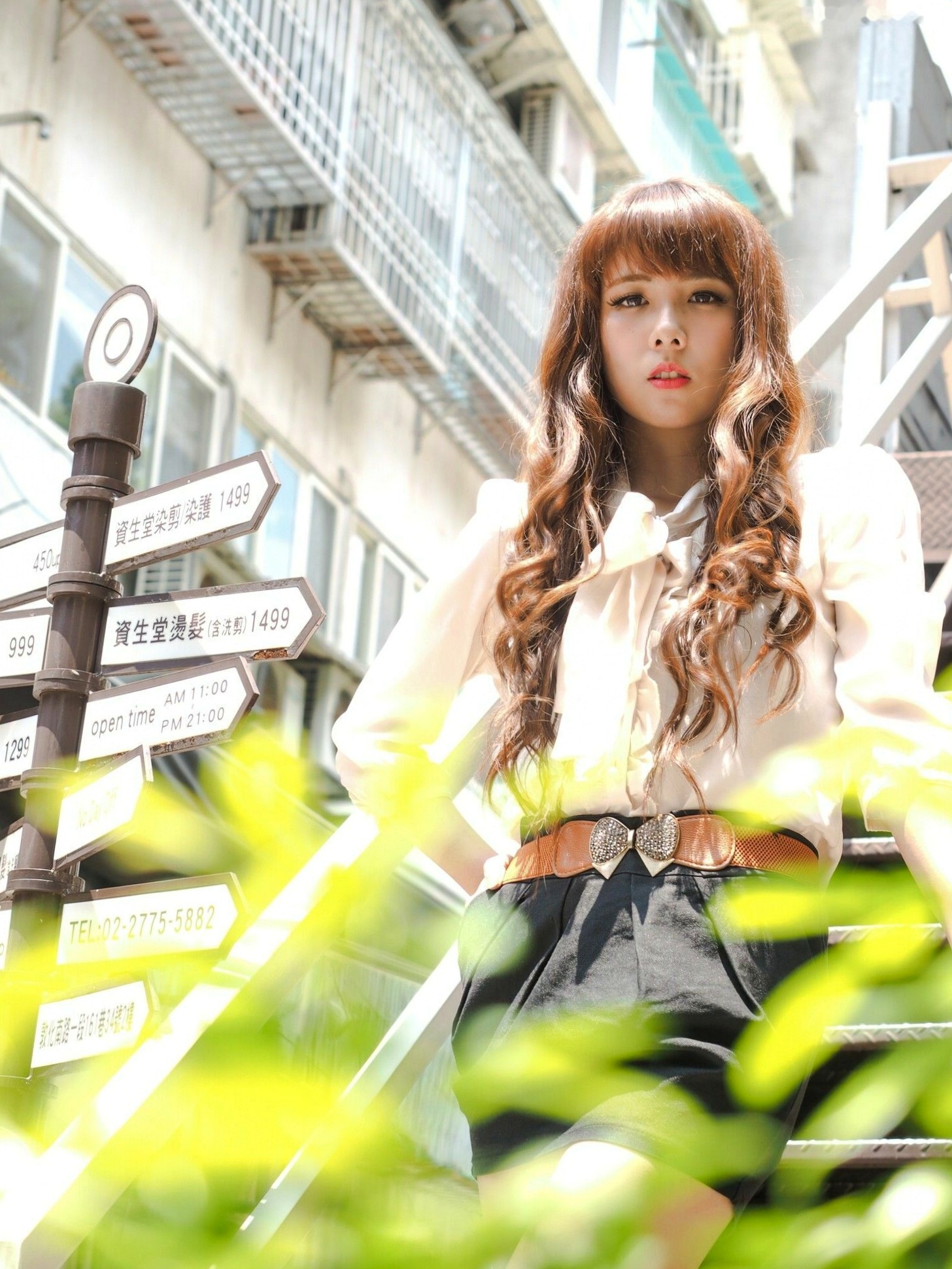 台湾正妹捲捲《东区街拍》时尚写真,青春水手服校园风,甜美清新街头美少女