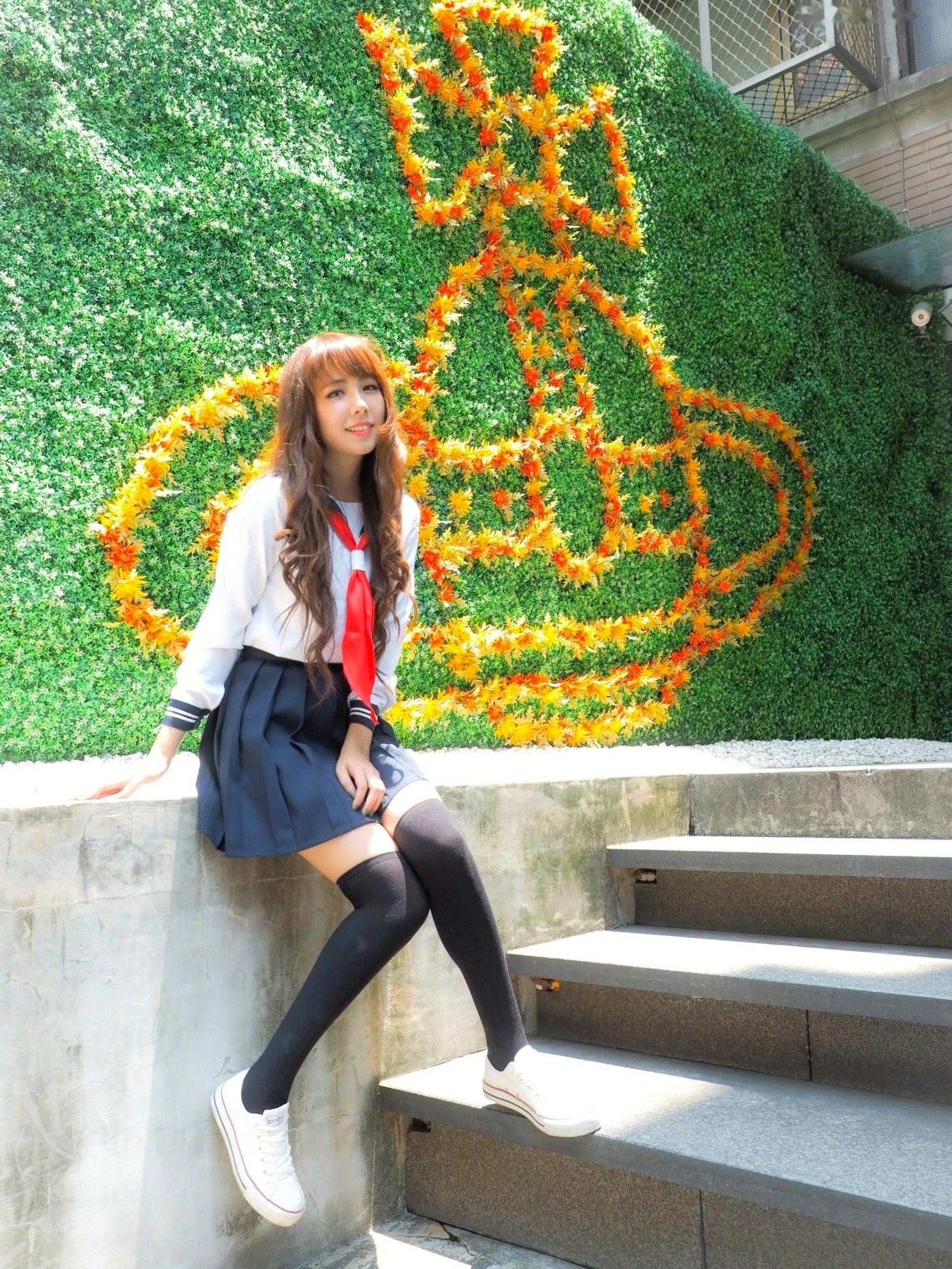 台湾正妹捲捲《东区街拍》时尚写真,青春水手服校园风,甜美清新街头美少女