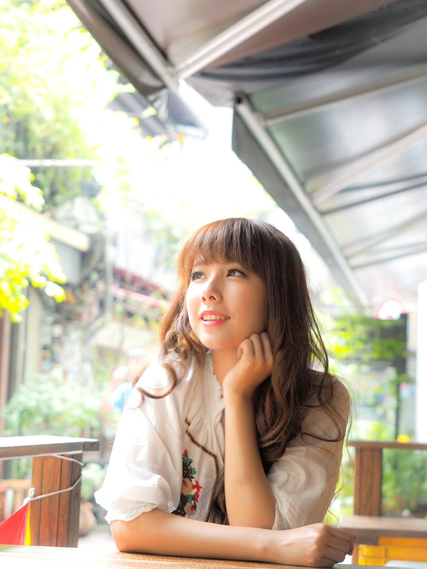 台湾正妹捲捲《东区街拍》时尚写真,青春水手服校园风,甜美清新街头美少女