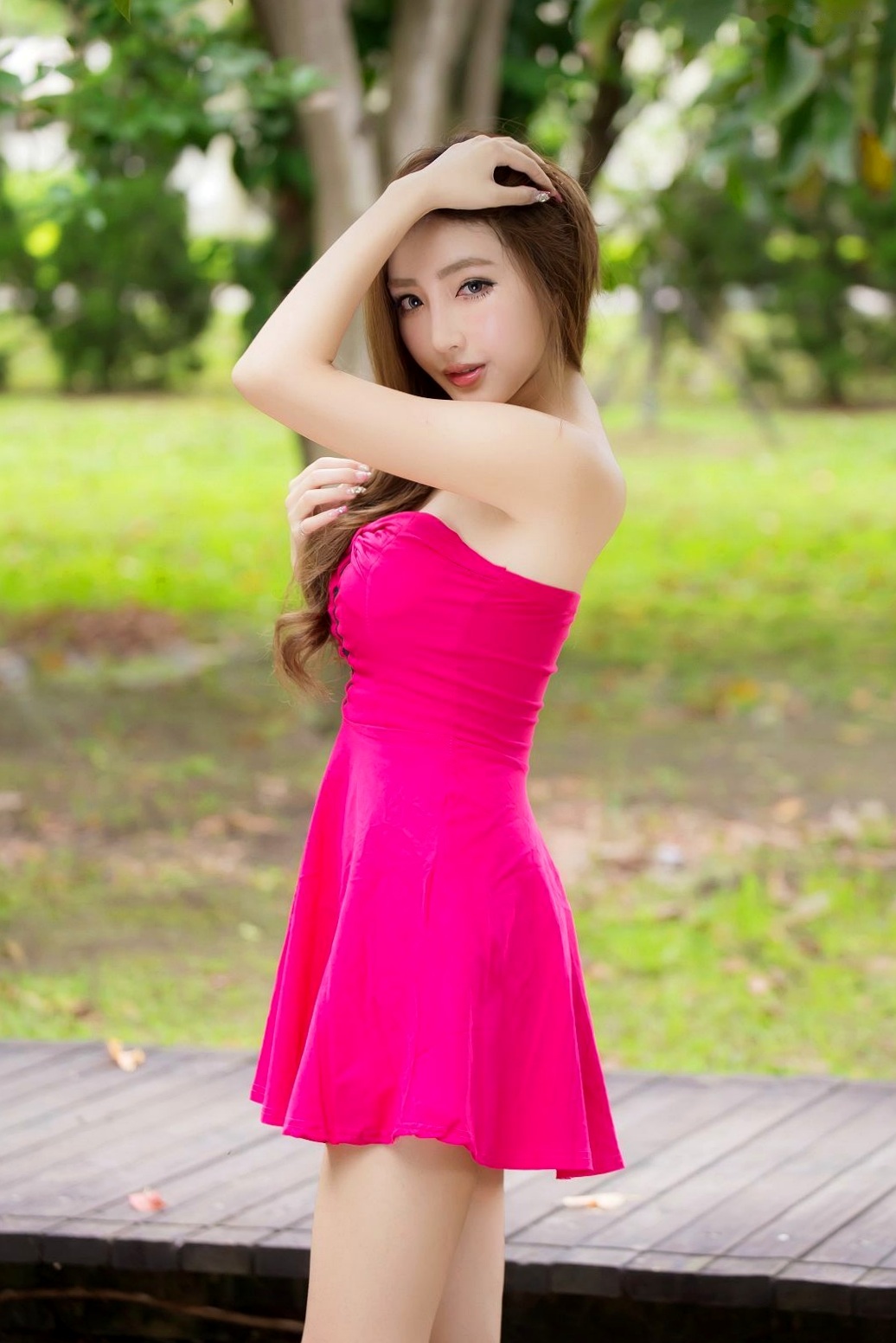 台湾正妹Syuan赵芸户外清新写真,精美粉裙搭配白皙肌肤,细雨中尽显优雅女神风采
