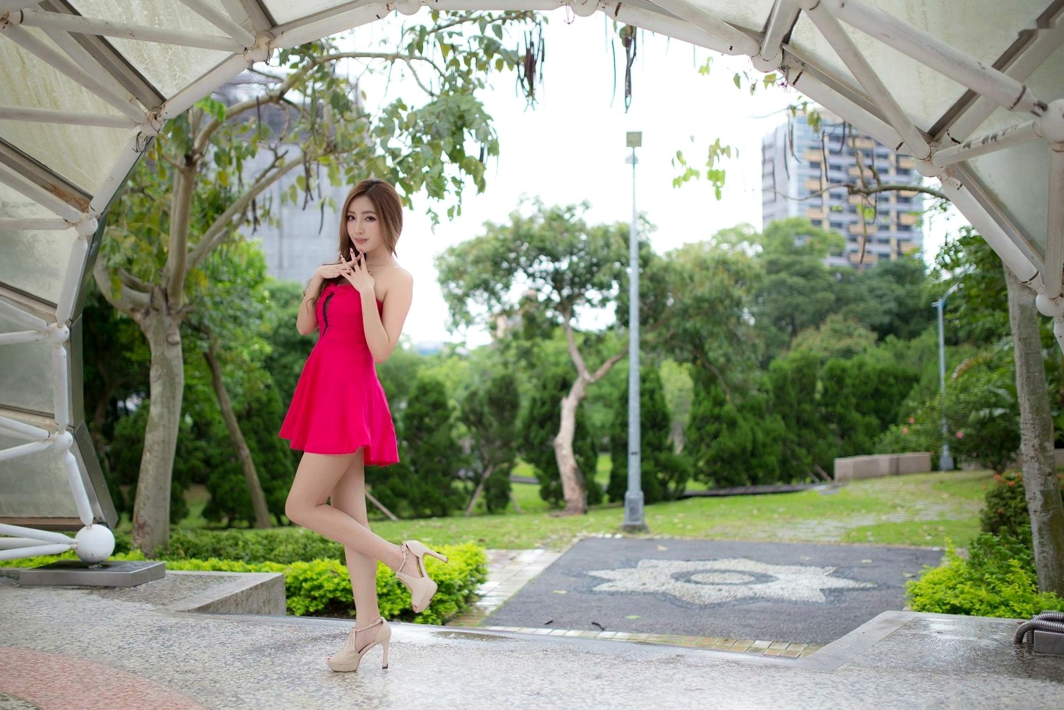 台湾正妹Syuan赵芸户外清新写真,精美粉裙搭配白皙肌肤,细雨中尽显优雅女神风采