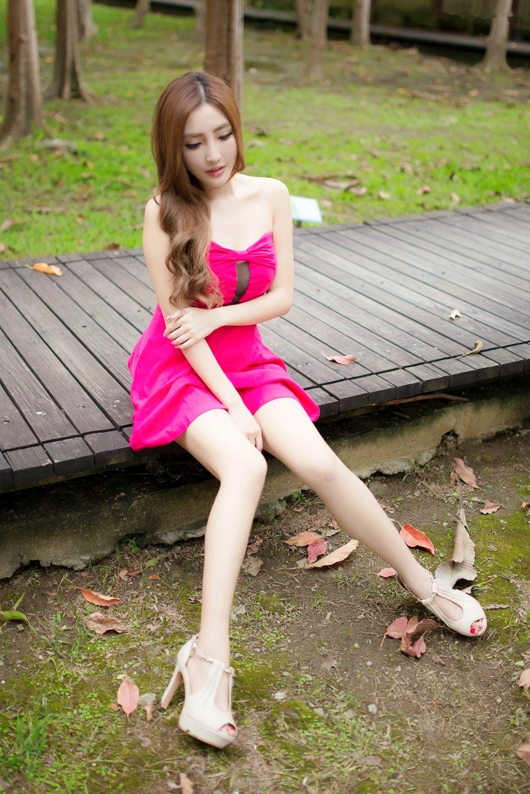 台湾正妹Syuan赵芸户外清新写真,精美粉裙搭配白皙肌肤,细雨中尽显优雅女神风采