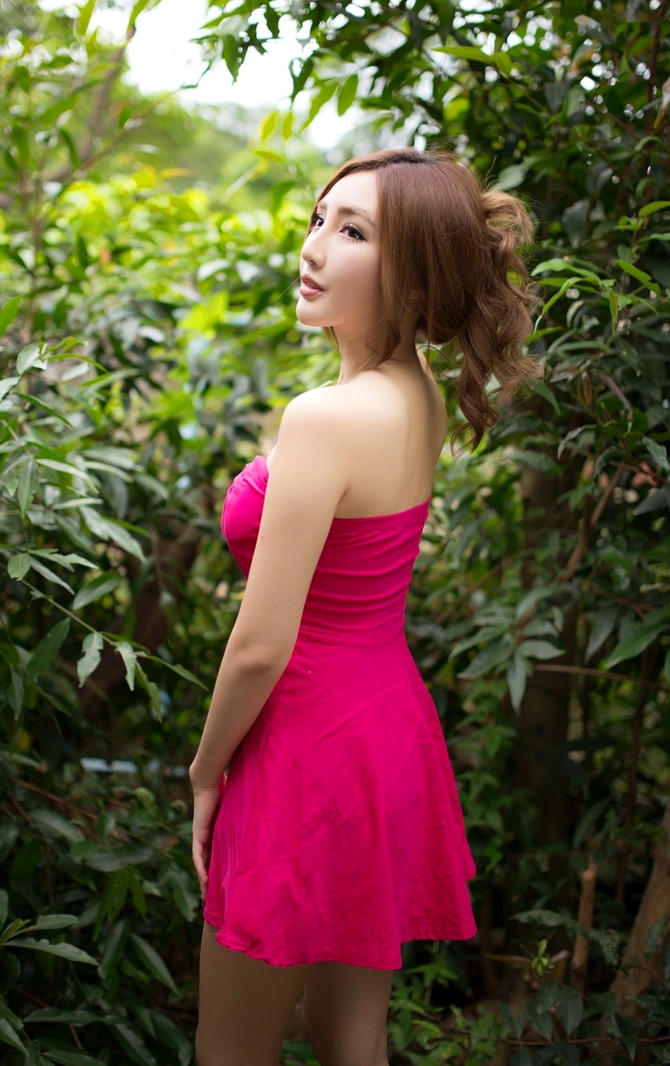 台湾正妹Syuan赵芸户外清新写真,精美粉裙搭配白皙肌肤,细雨中尽显优雅女神风采