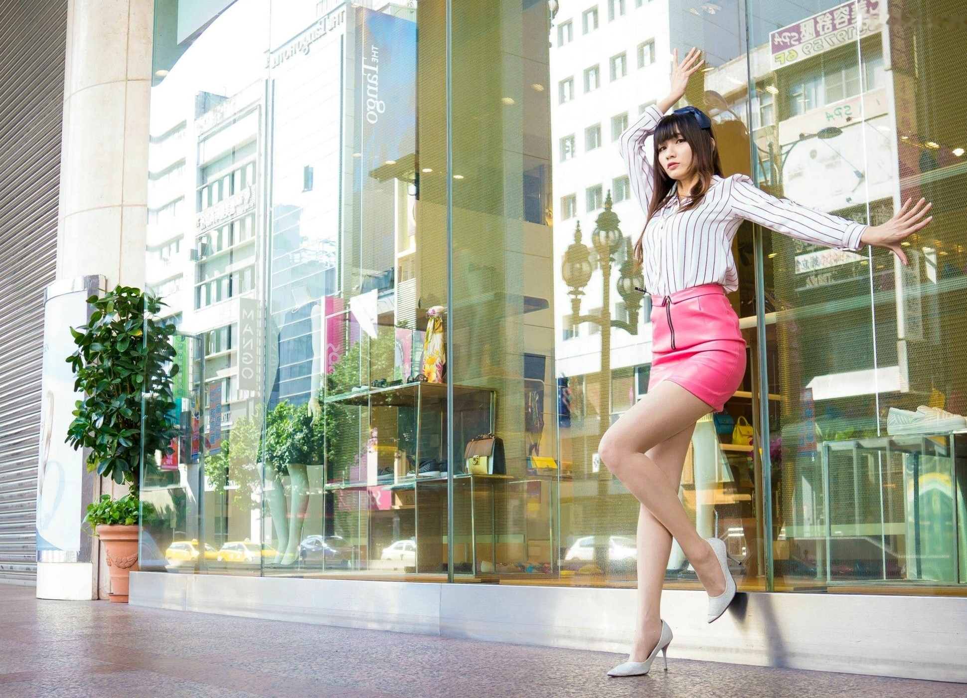 台湾美女蔡译心Candice台北街拍写真集,信义商区与东区时尚穿搭,极致美腿演绎都市清新气质