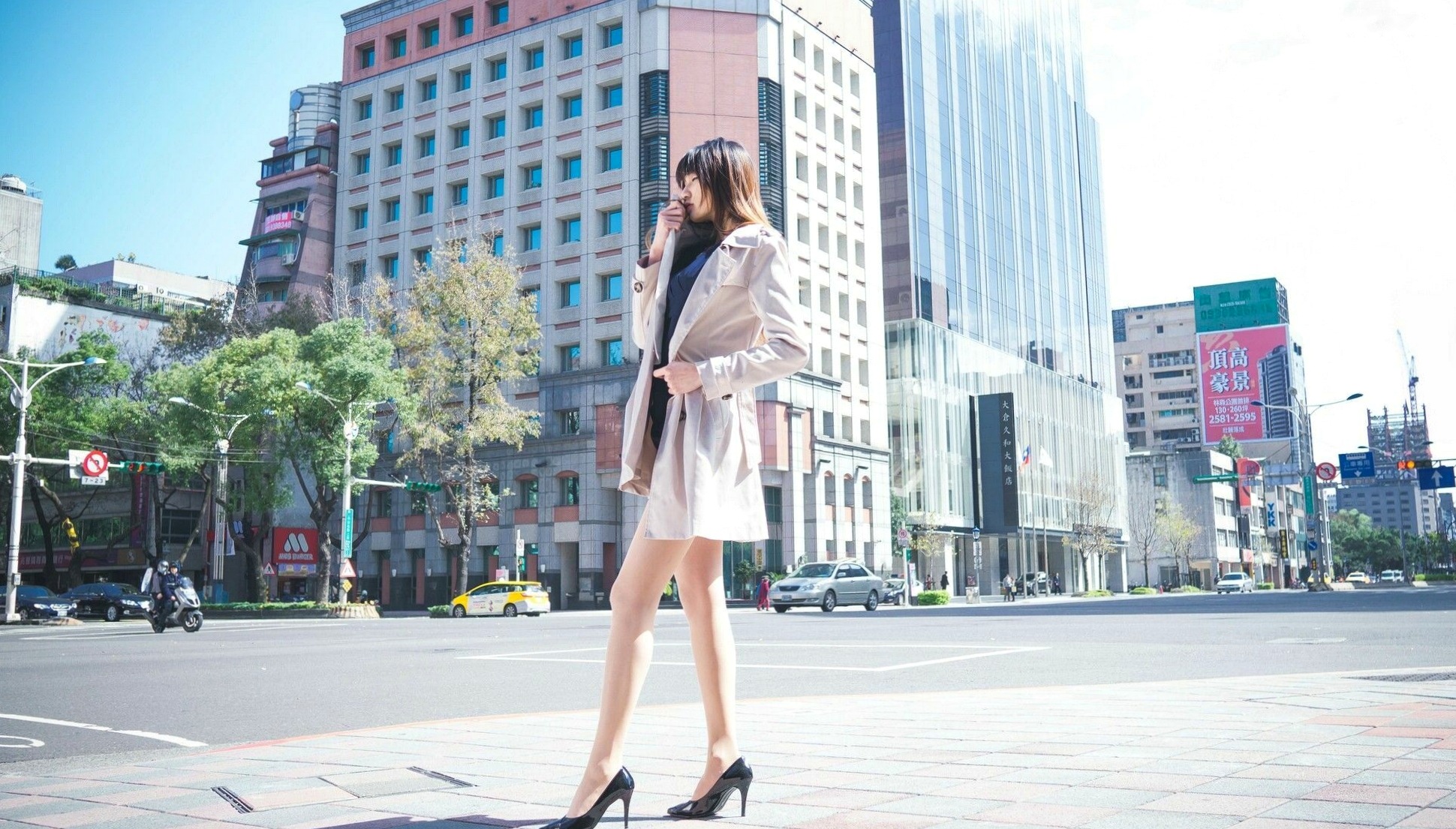 台湾美女蔡译心Candice台北街拍写真集,信义商区与东区时尚穿搭,极致美腿演绎都市清新气质