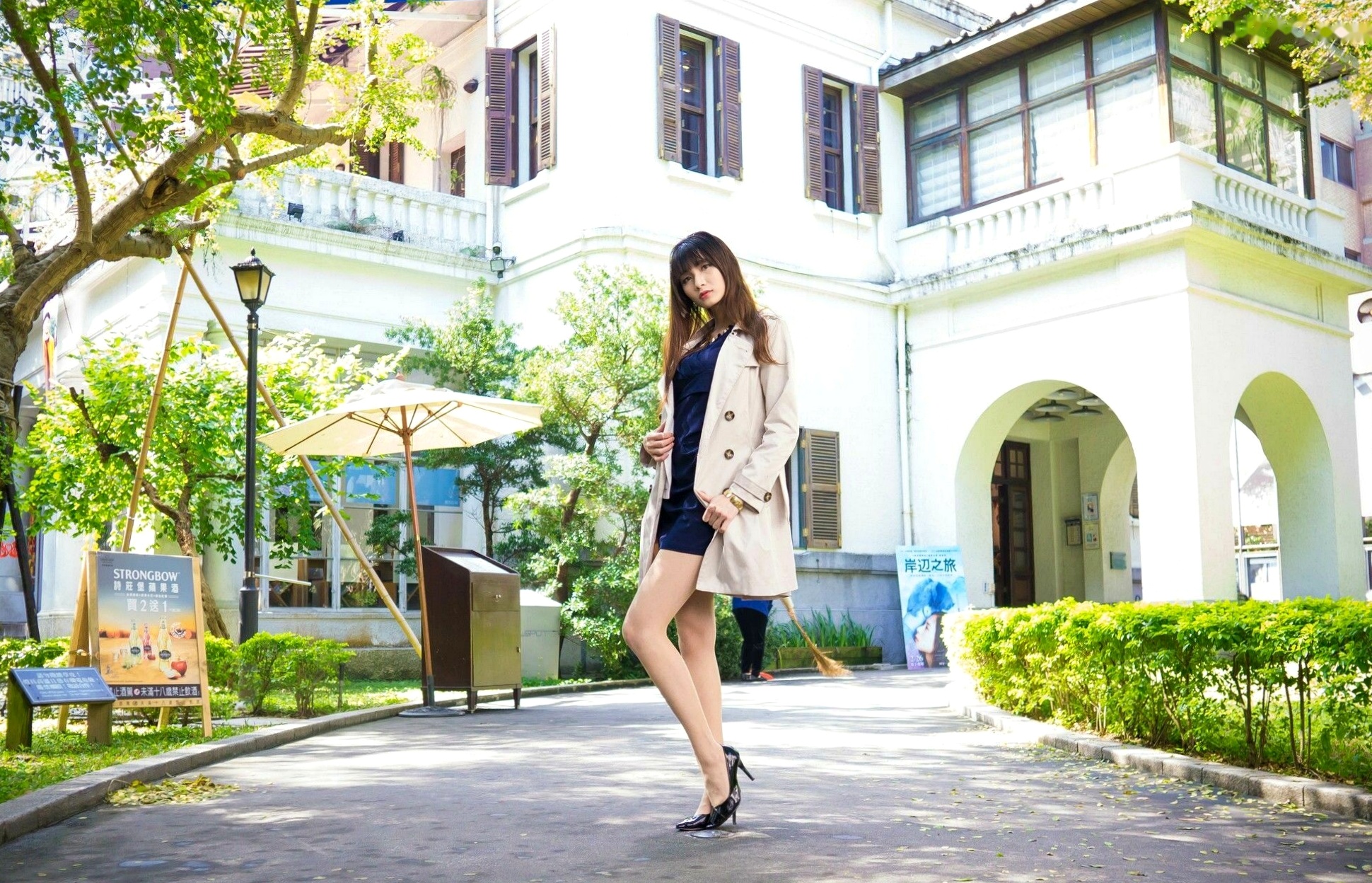 台湾美女蔡译心Candice台北街拍写真集,信义商区与东区时尚穿搭,极致美腿演绎都市清新气质
