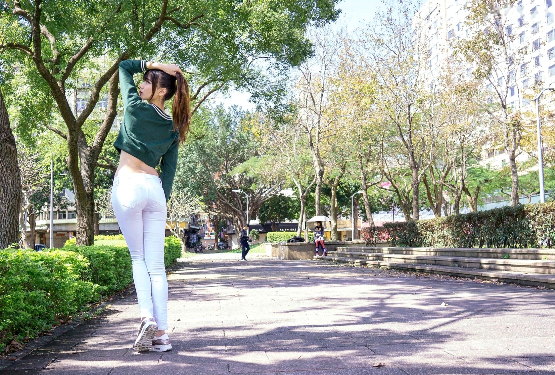 台湾美女蔡译心Candice台北街拍写真集,信义商区与东区时尚穿搭,极致美腿演绎都市清新气质