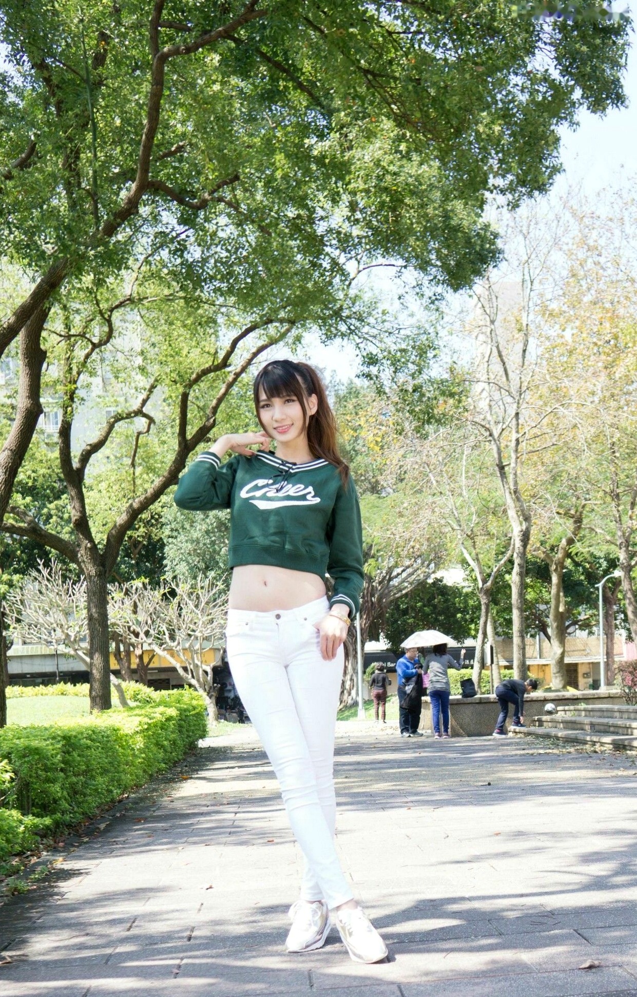 台湾美女蔡译心Candice台北街拍写真集,信义商区与东区时尚穿搭,极致美腿演绎都市清新气质