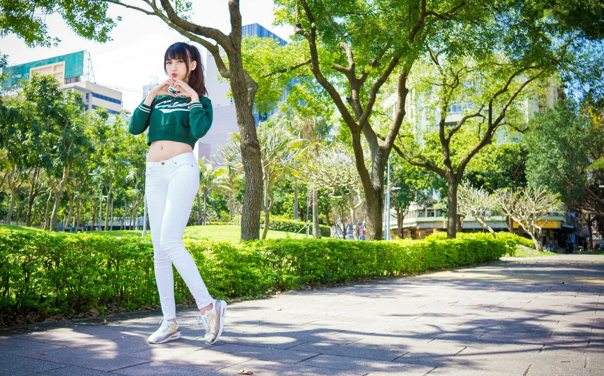 台湾美女蔡译心Candice台北街拍写真集,信义商区与东区时尚穿搭,极致美腿演绎都市清新气质