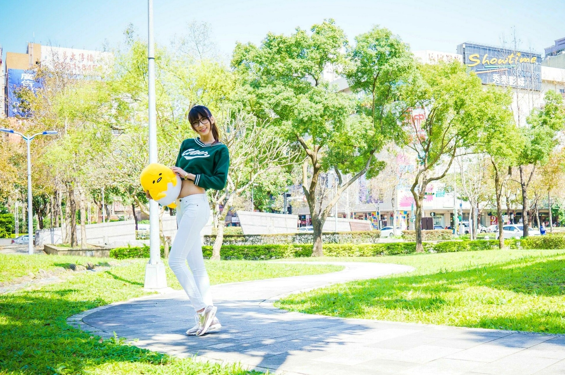 台湾美女蔡译心Candice台北街拍写真集,信义商区与东区时尚穿搭,极致美腿演绎都市清新气质