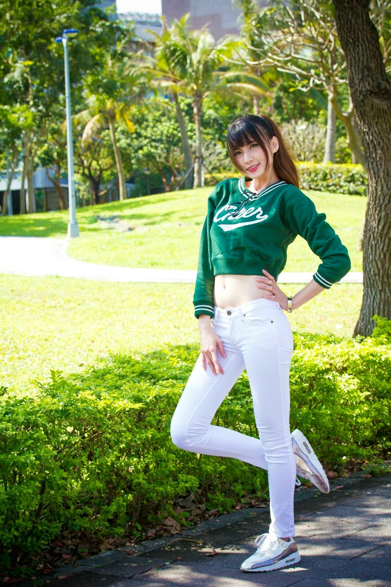 台湾美女蔡译心Candice台北街拍写真集,信义商区与东区时尚穿搭,极致美腿演绎都市清新气质