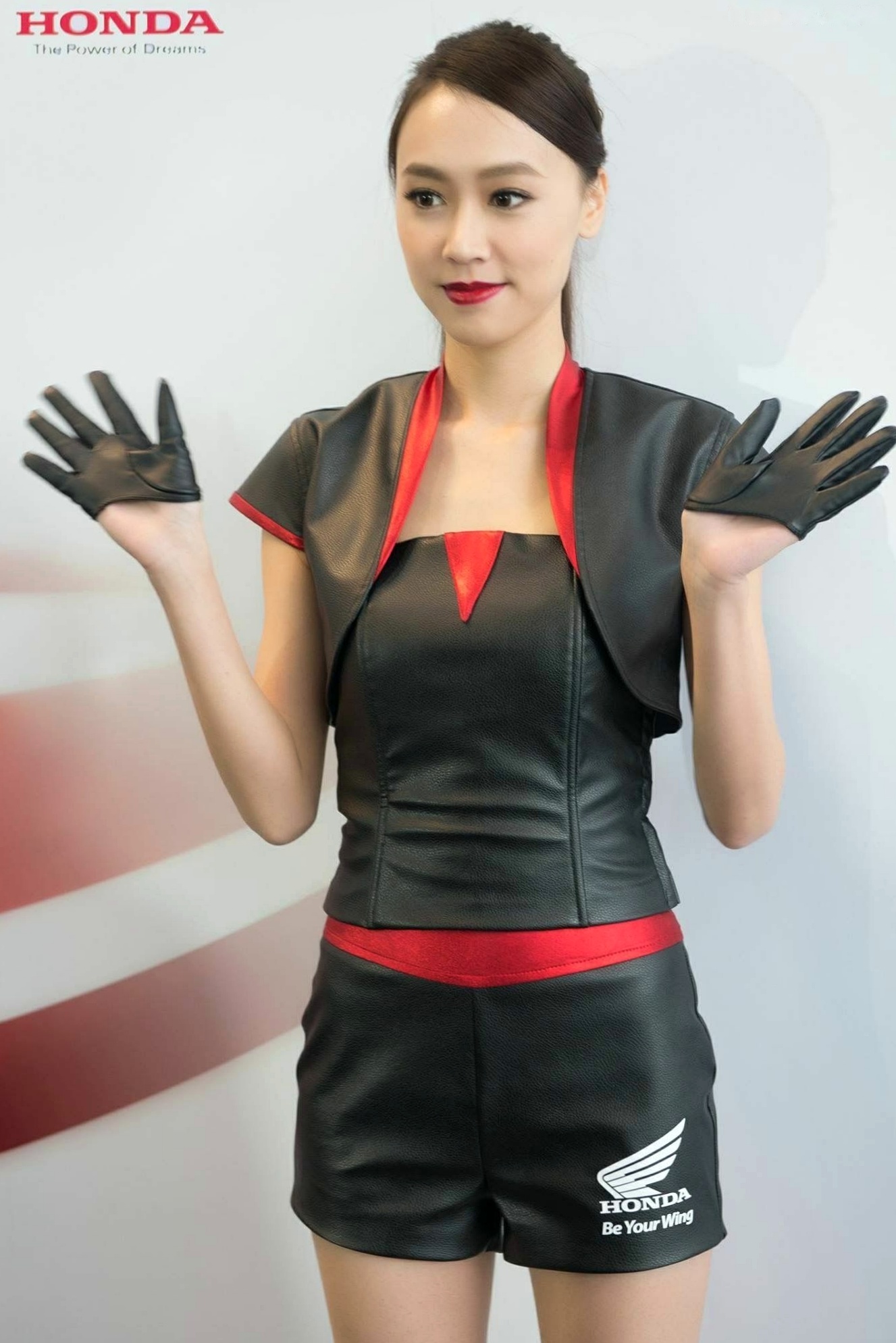 台湾正妹_2018台湾车展模特写真集:香车配美人,精致礼服展现高颜值气质女神