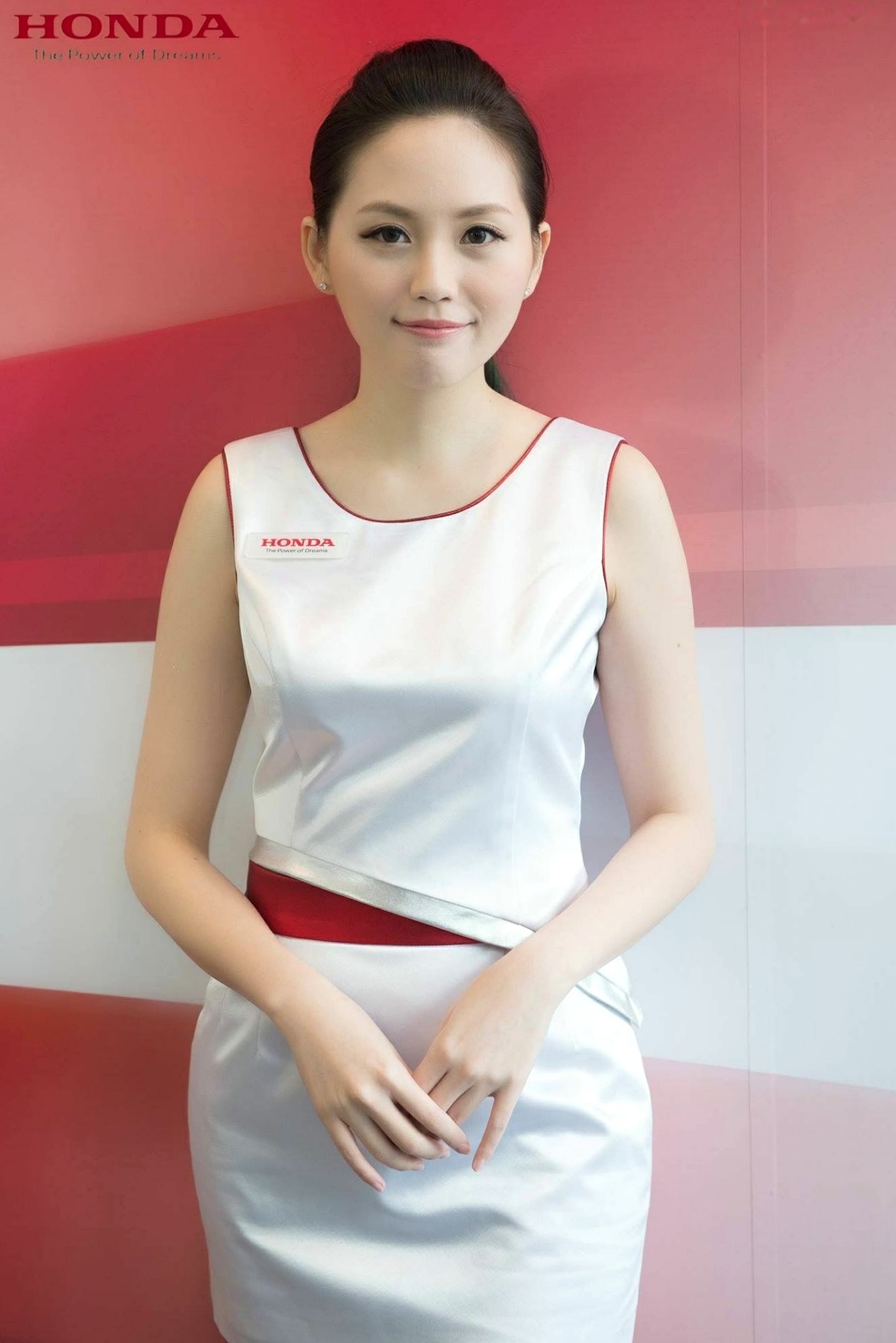 台湾正妹_2018台湾车展模特写真集:香车配美人,精致礼服展现高颜值气质女神