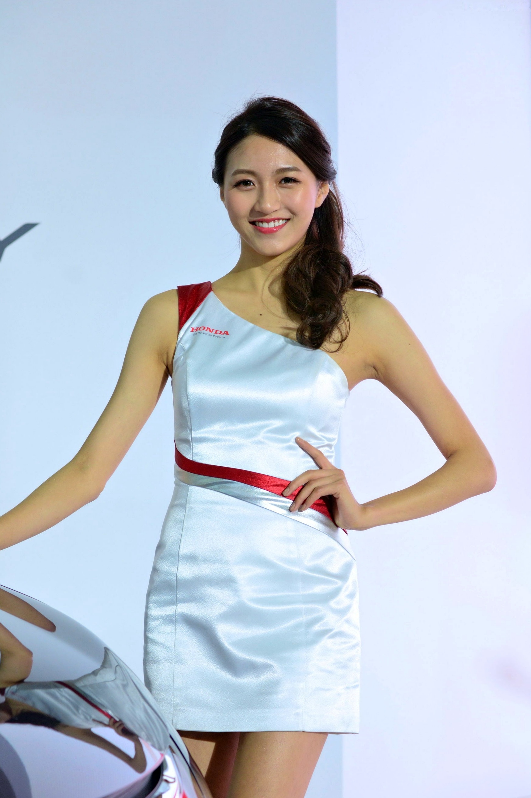 台湾正妹_2018台湾车展模特写真集:香车配美人,精致礼服展现高颜值气质女神