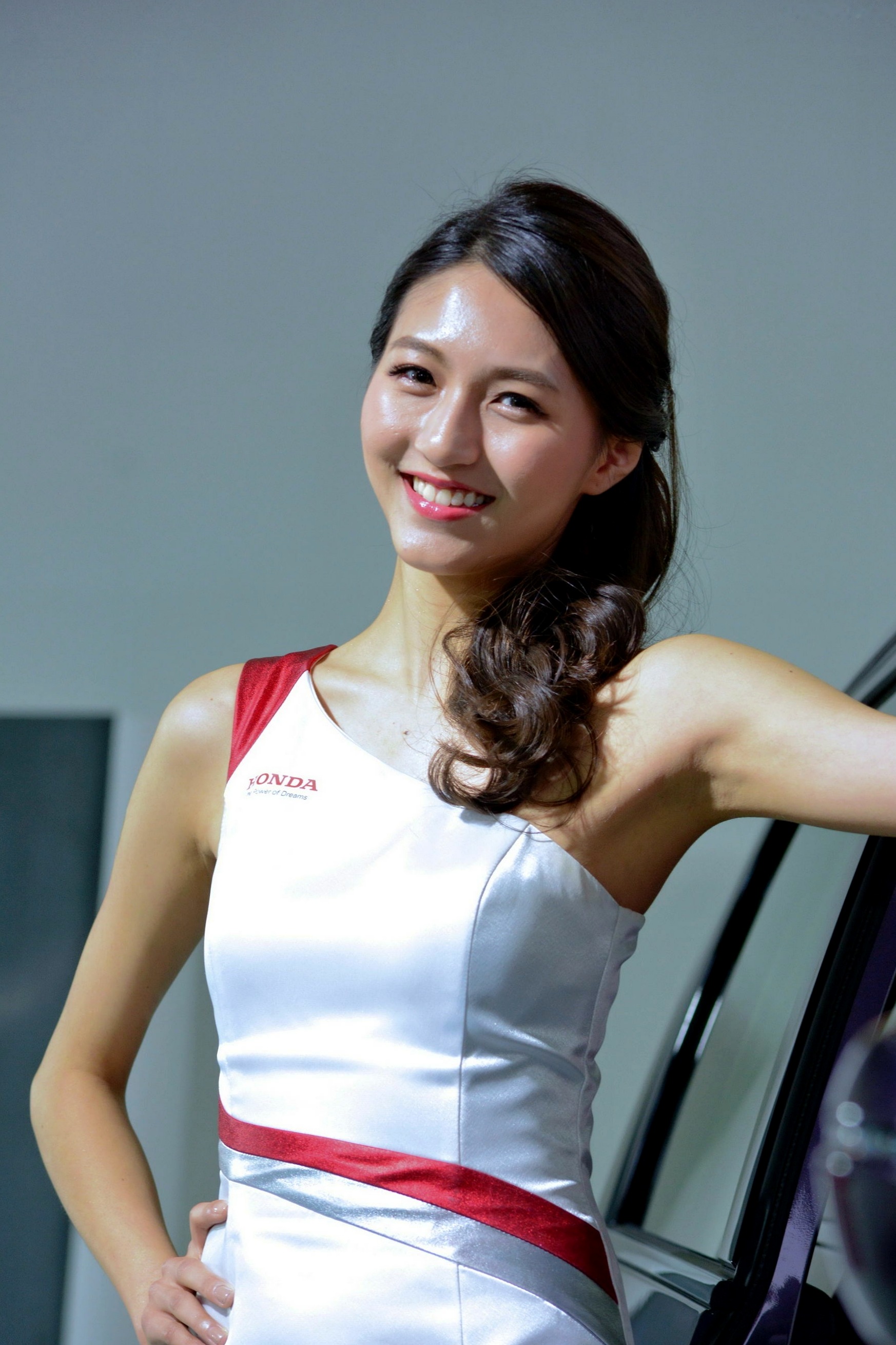 台湾正妹_2018台湾车展模特写真集:香车配美人,精致礼服展现高颜值气质女神