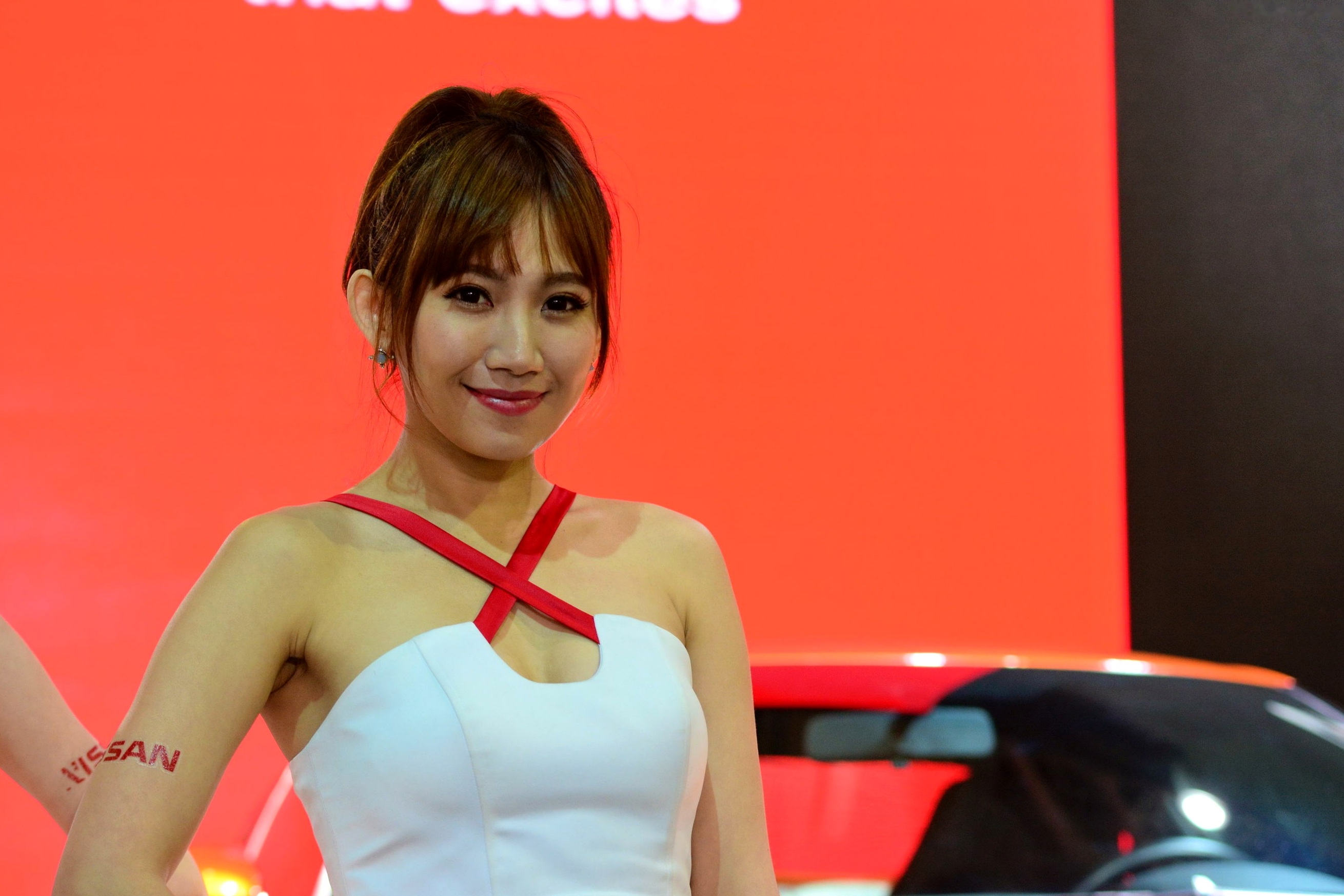 台湾正妹_2018台湾车展模特写真集:香车配美人,精致礼服展现高颜值气质女神
