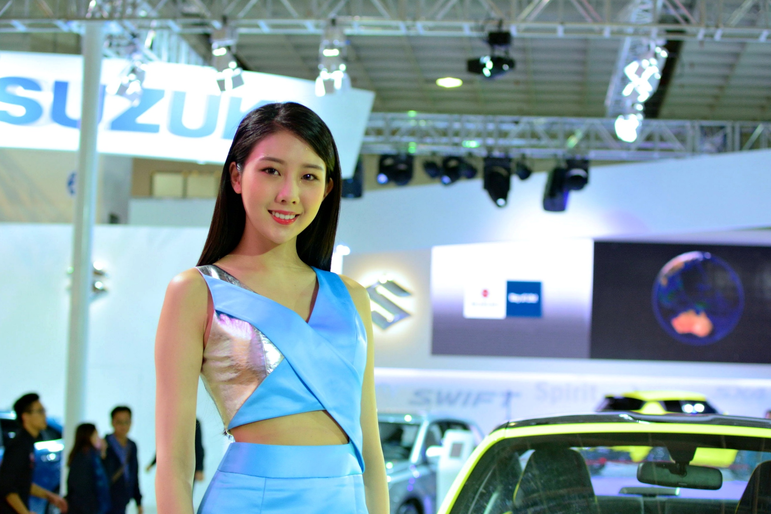 台湾正妹_2018台湾车展模特写真集:香车配美人,精致礼服展现高颜值气质女神