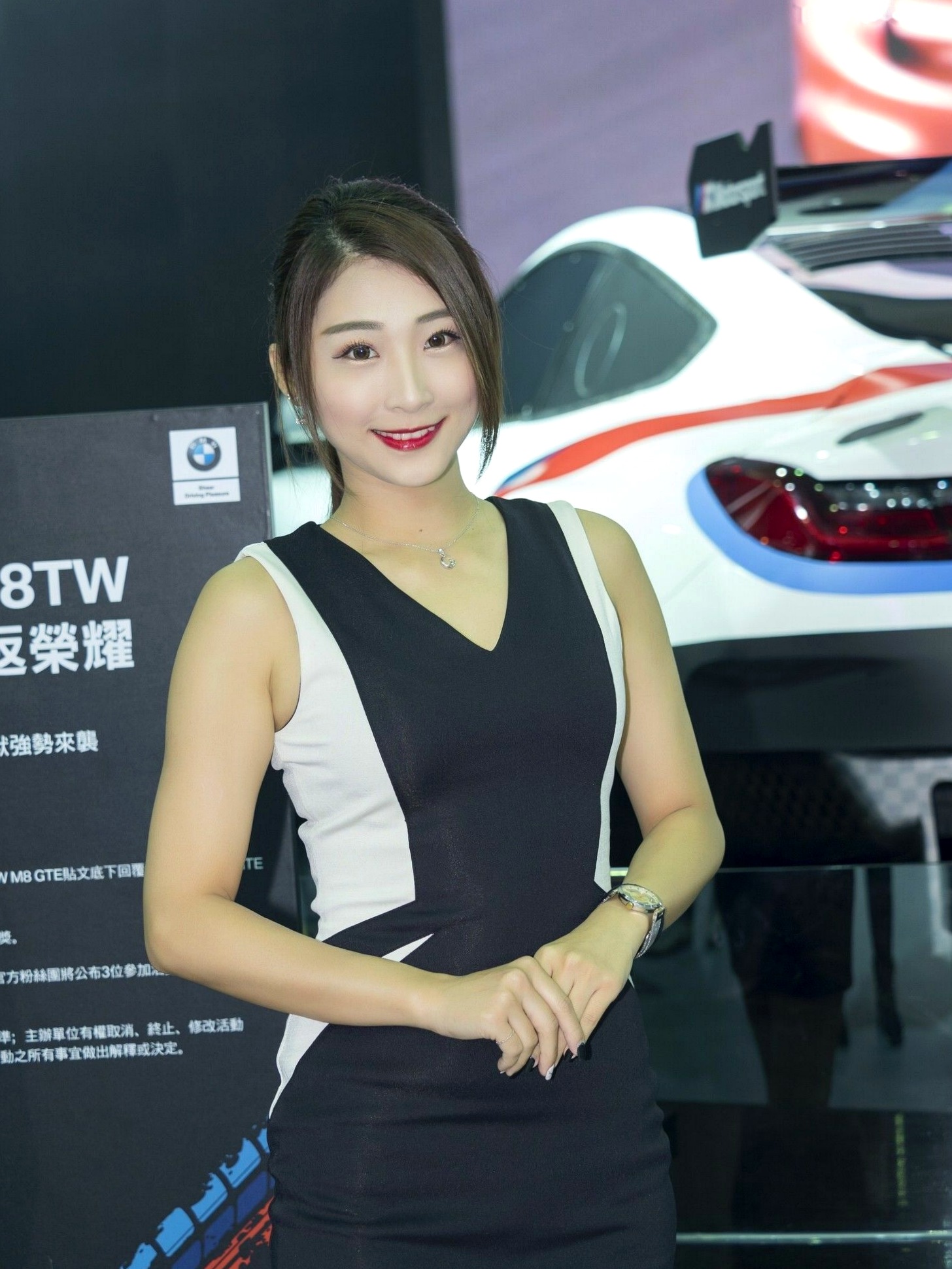 台湾正妹_2018台湾车展模特写真集:香车配美人,精致礼服展现高颜值气质女神