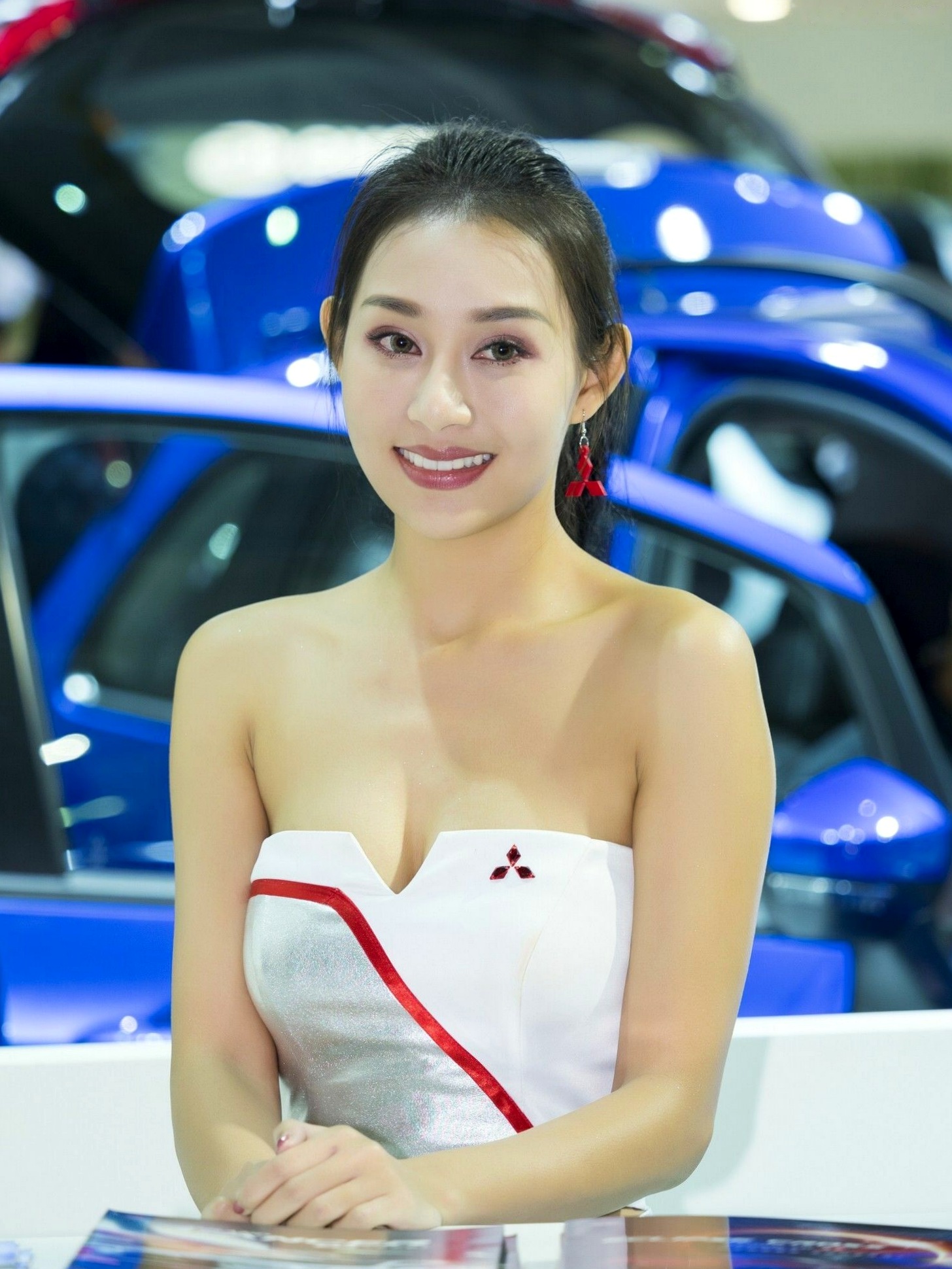 台湾正妹_2018台湾车展模特写真集:香车配美人,精致礼服展现高颜值气质女神