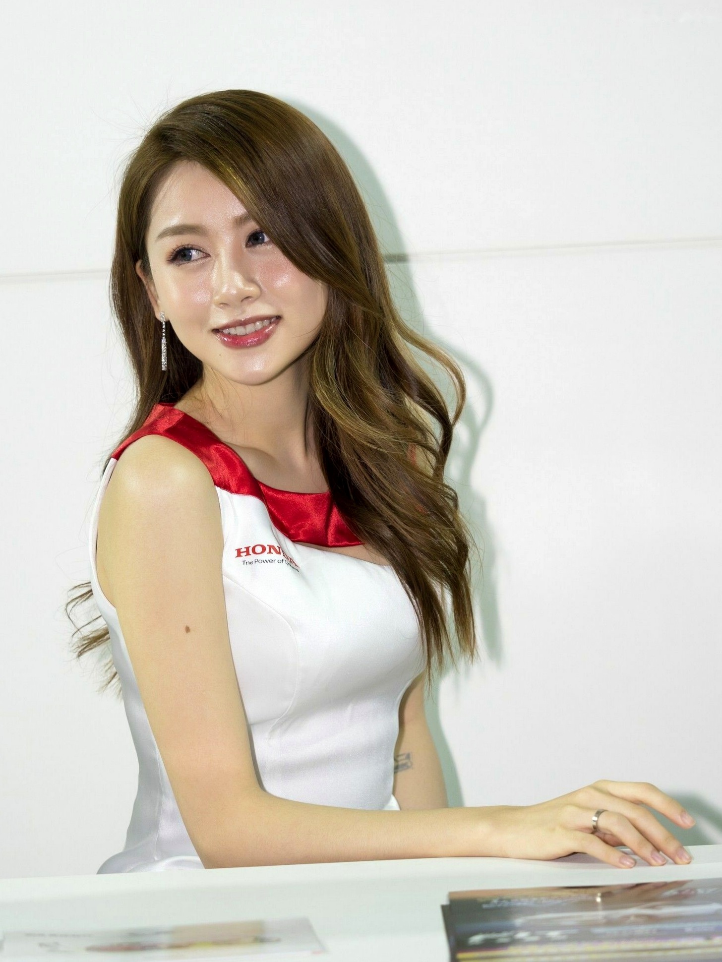 台湾正妹_2018台湾车展模特写真集:香车配美人,精致礼服展现高颜值气质女神