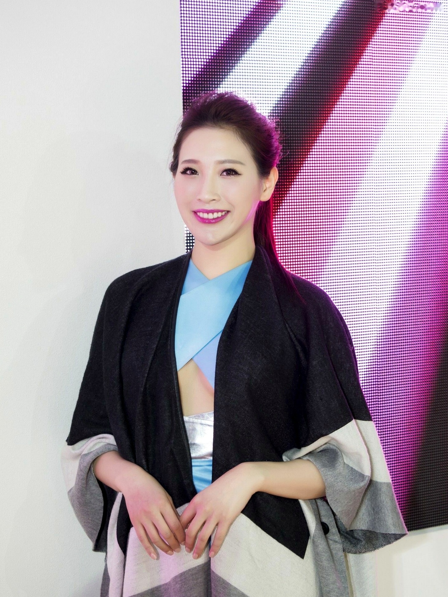 台湾正妹_2018台湾车展模特写真集:香车配美人,精致礼服展现高颜值气质女神