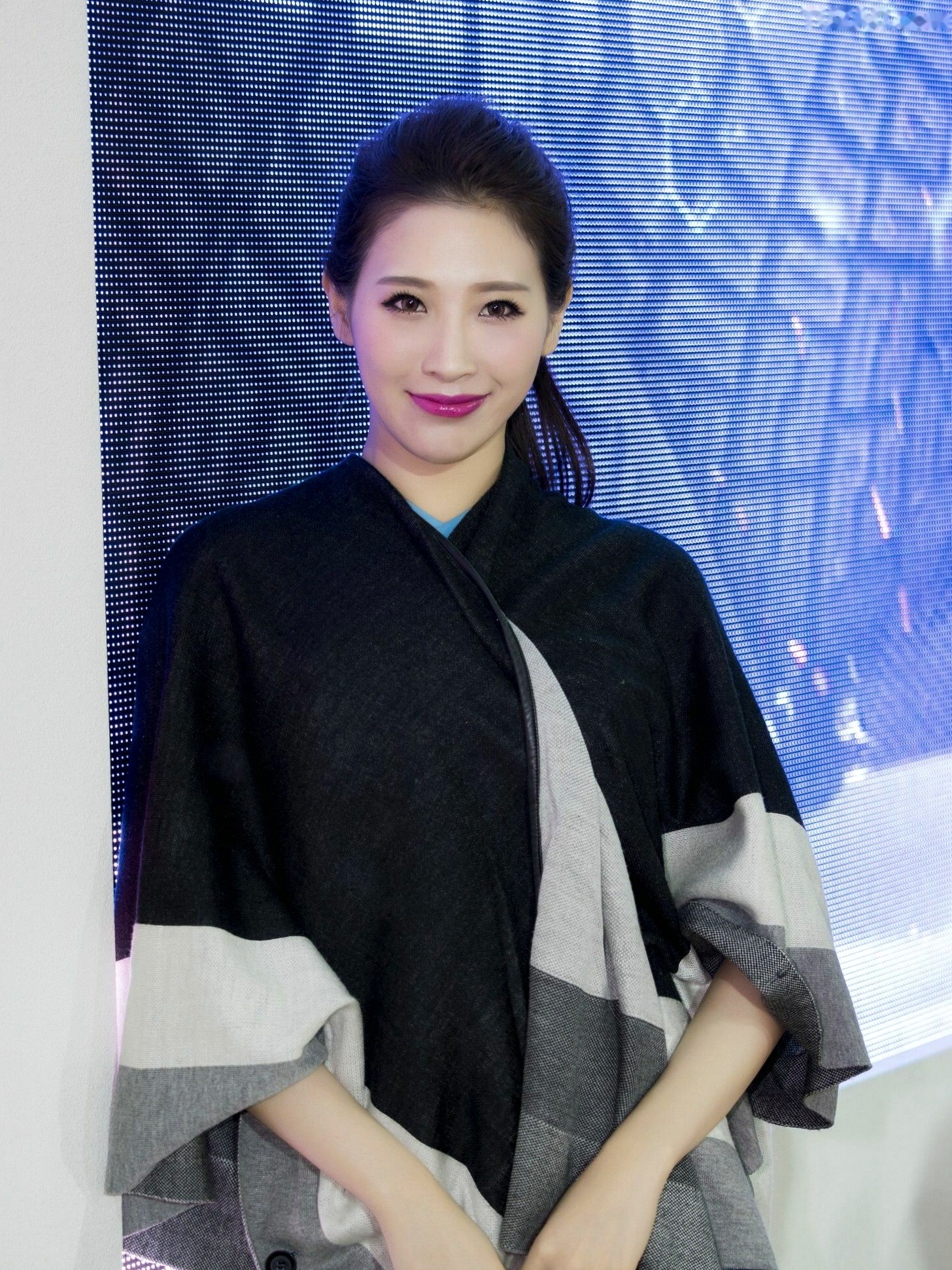 台湾正妹_2018台湾车展模特写真集:香车配美人,精致礼服展现高颜值气质女神