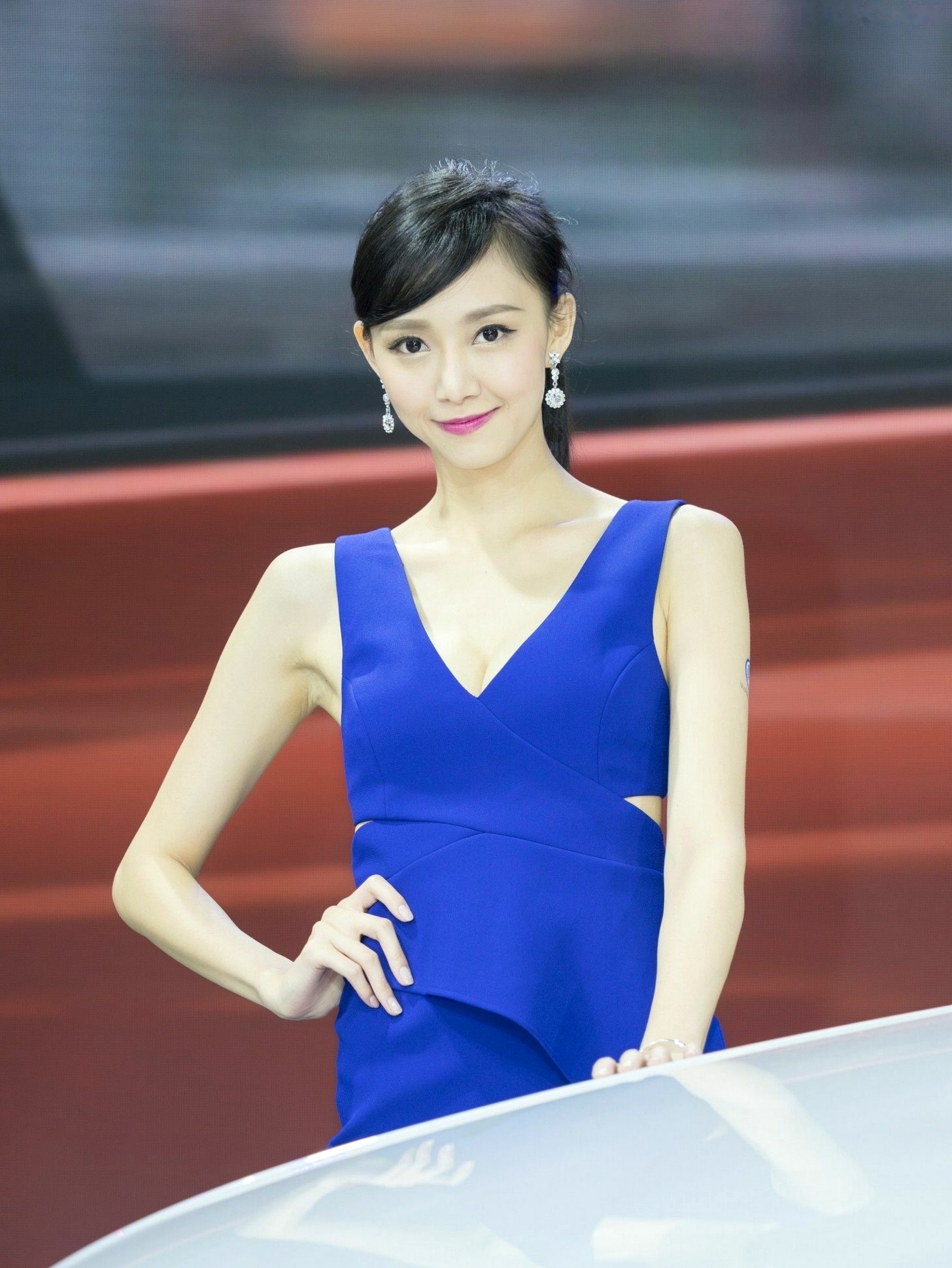 台湾正妹_2018台湾车展模特写真集:香车配美人,精致礼服展现高颜值气质女神