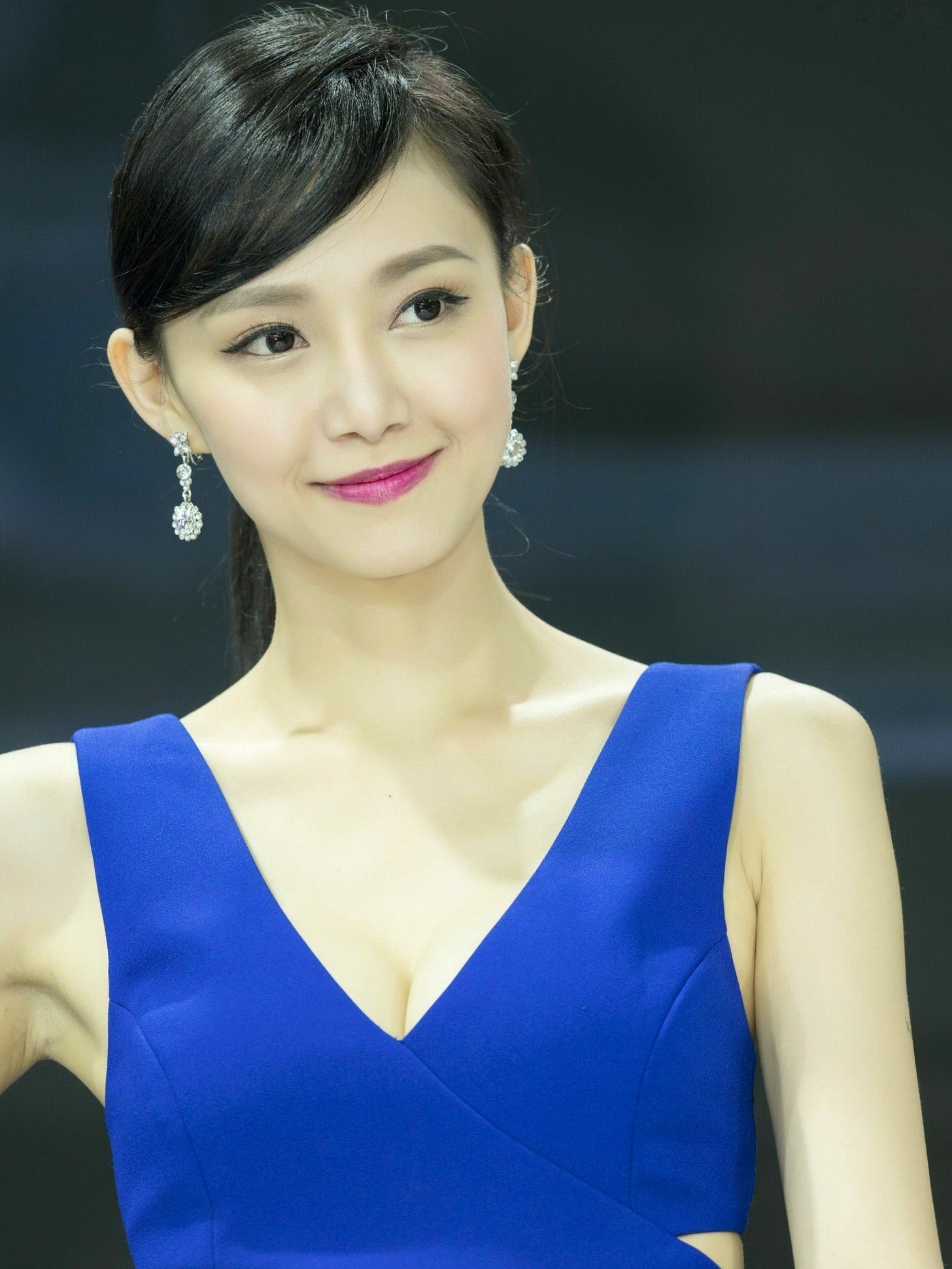 台湾正妹_2018台湾车展模特写真集:香车配美人,精致礼服展现高颜值气质女神