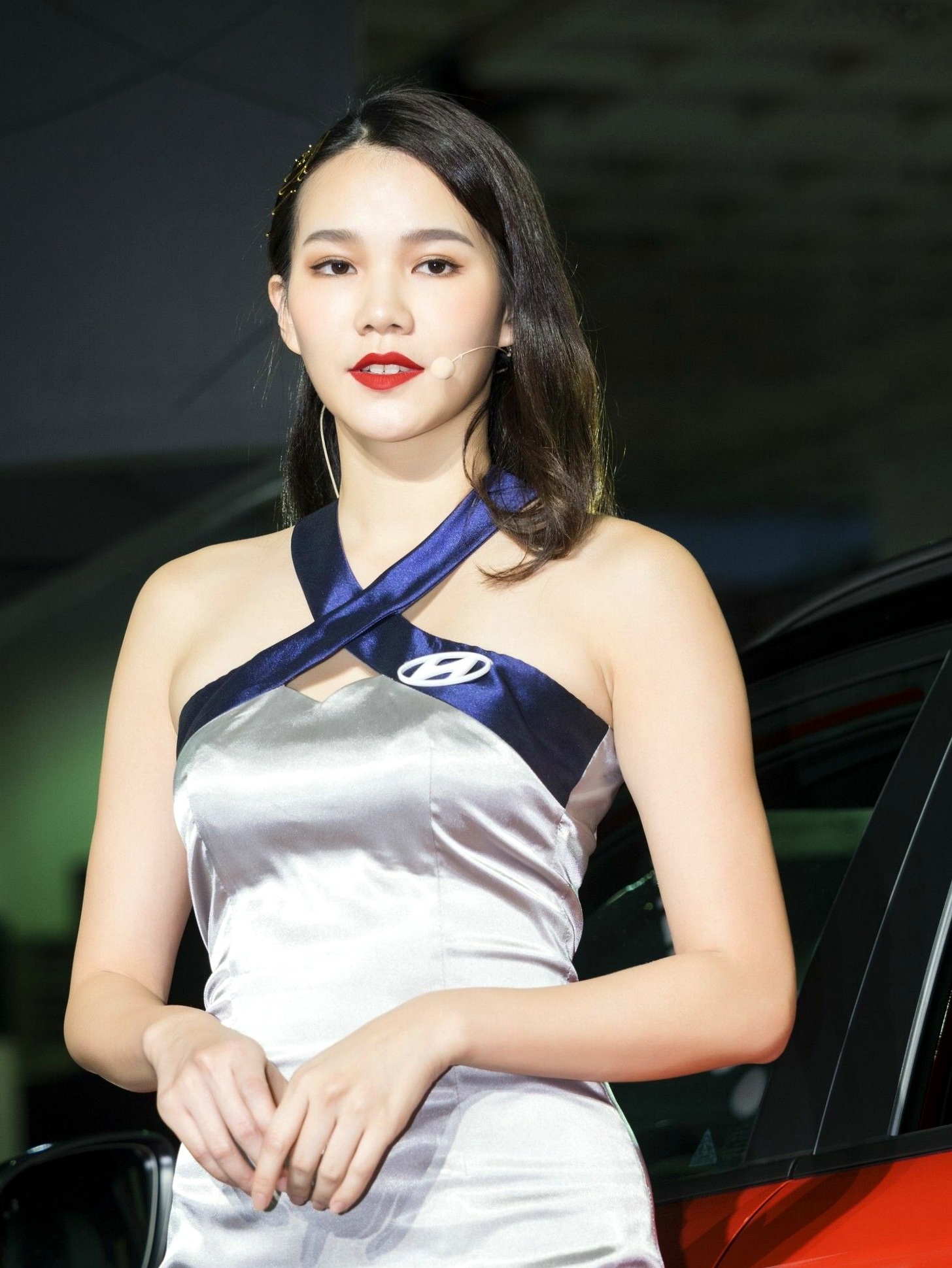 台湾正妹_2018台湾车展模特写真集:香车配美人,精致礼服展现高颜值气质女神