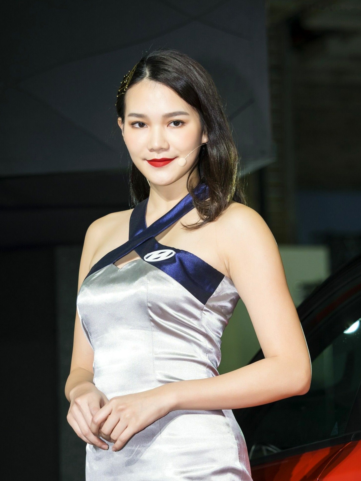 台湾正妹_2018台湾车展模特写真集:香车配美人,精致礼服展现高颜值气质女神