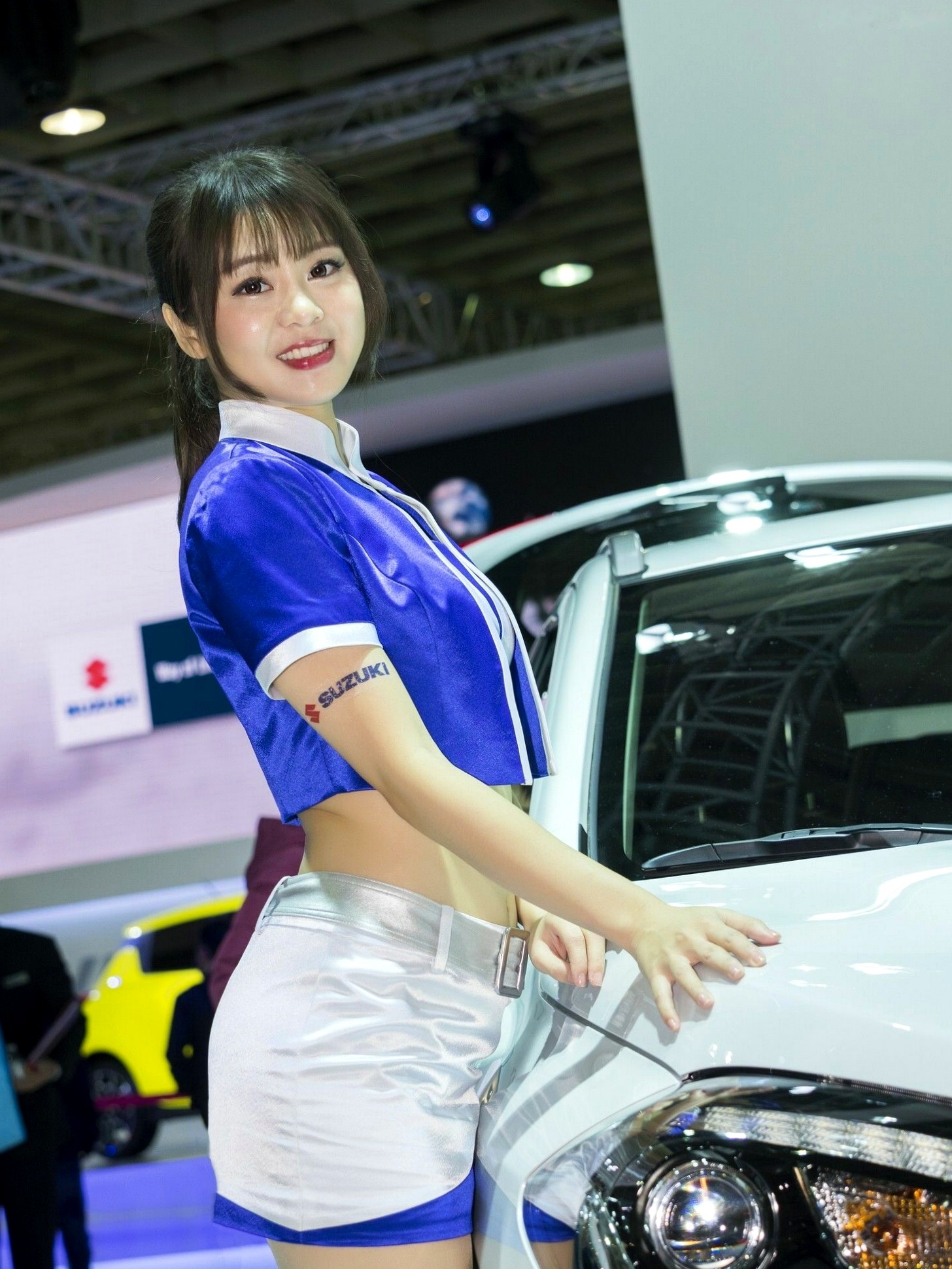 台湾正妹_2018台湾车展模特写真集:香车配美人,精致礼服展现高颜值气质女神