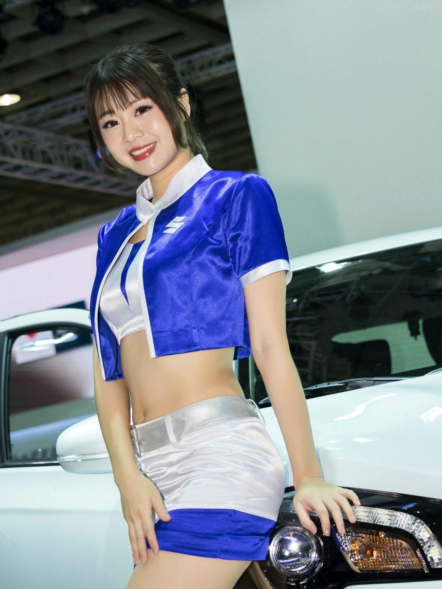 台湾正妹_2018台湾车展模特写真集:香车配美人,精致礼服展现高颜值气质女神
