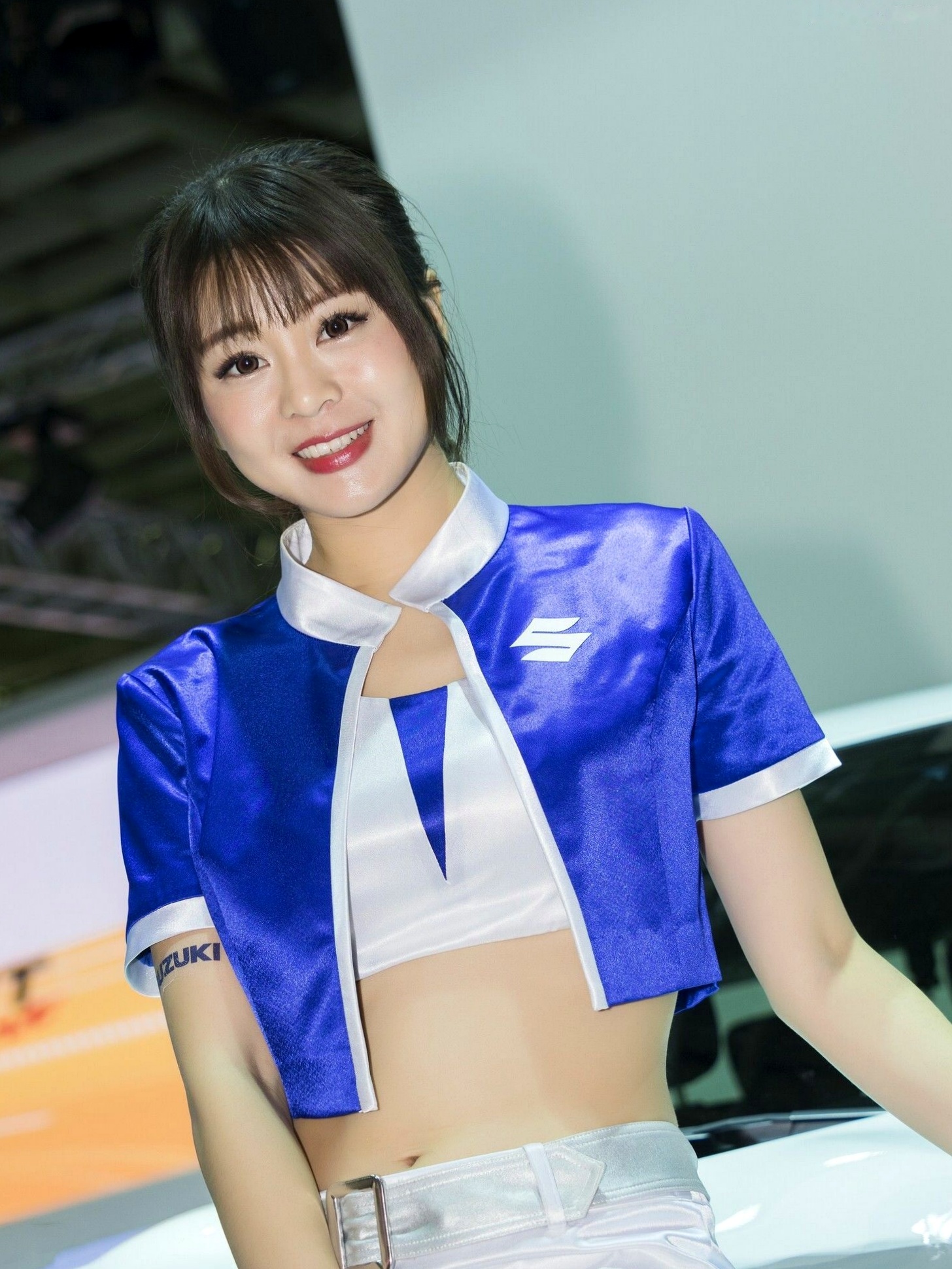 台湾正妹_2018台湾车展模特写真集:香车配美人,精致礼服展现高颜值气质女神