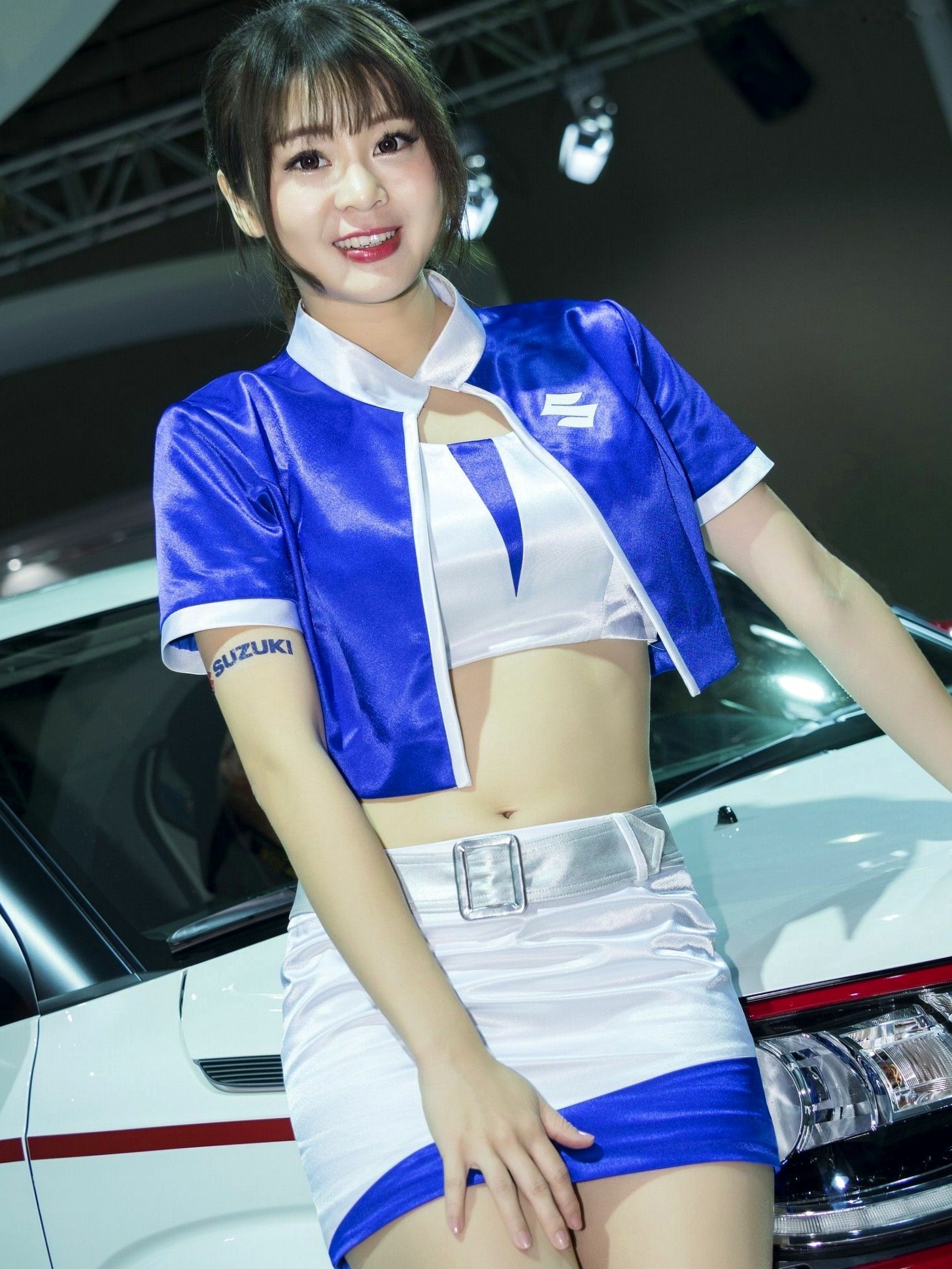 台湾正妹_2018台湾车展模特写真集:香车配美人,精致礼服展现高颜值气质女神
