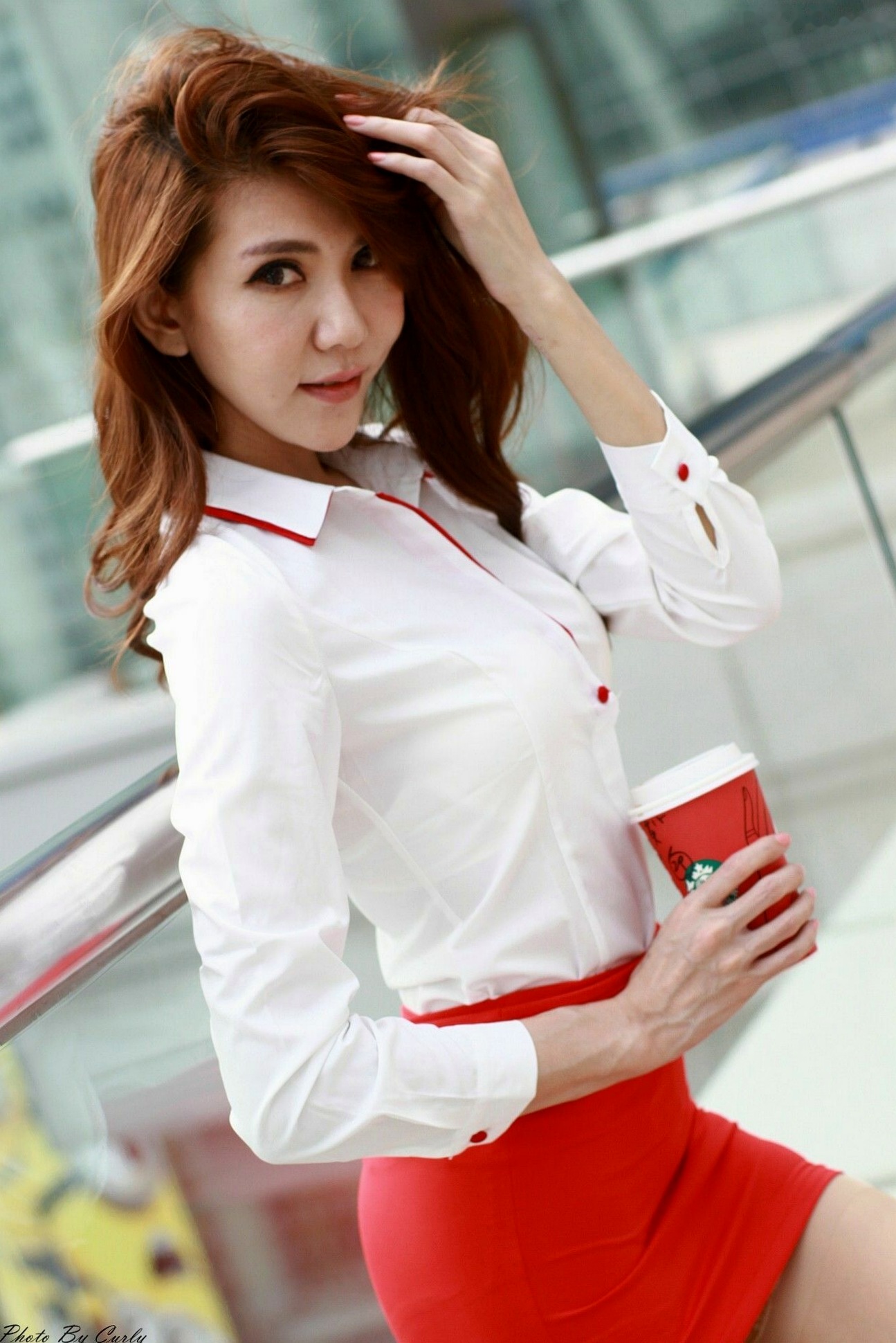 台湾正妹Maggie黄淑华高雄巨蛋户外街拍,职业制服诱惑勾勒曼妙身材,优雅迷人秀美腿