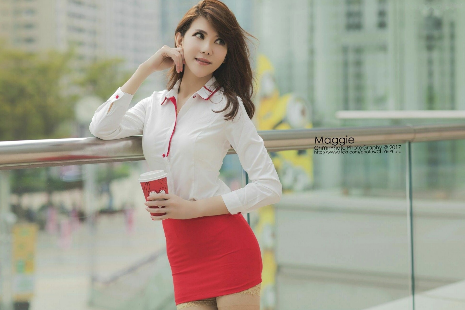 台湾正妹Maggie黄淑华高雄巨蛋户外街拍,职业制服诱惑勾勒曼妙身材,优雅迷人秀美腿