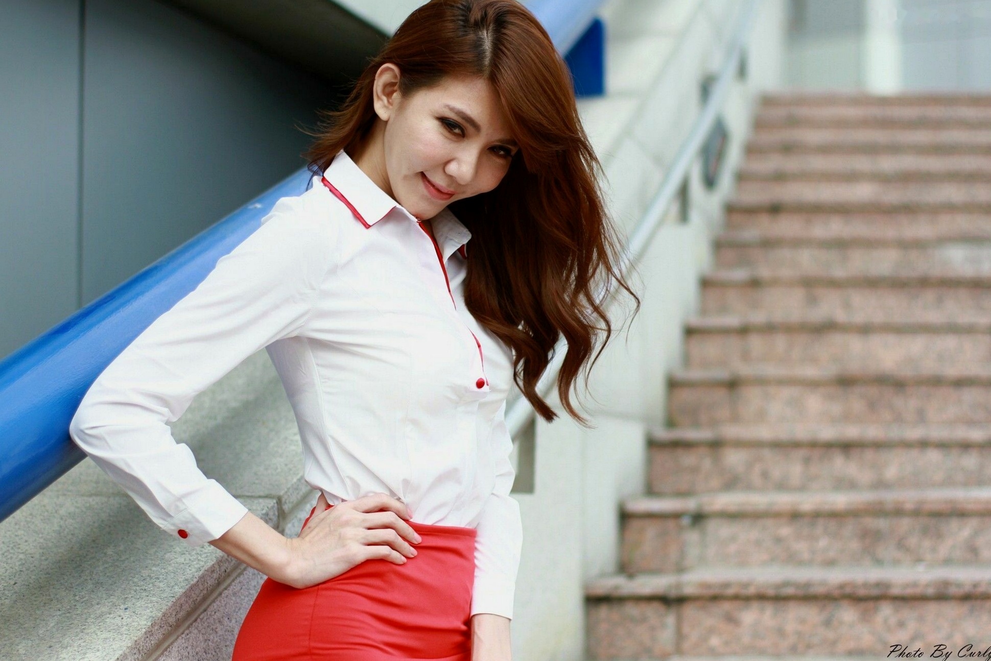 台湾正妹Maggie黄淑华高雄巨蛋户外街拍,职业制服诱惑勾勒曼妙身材,优雅迷人秀美腿