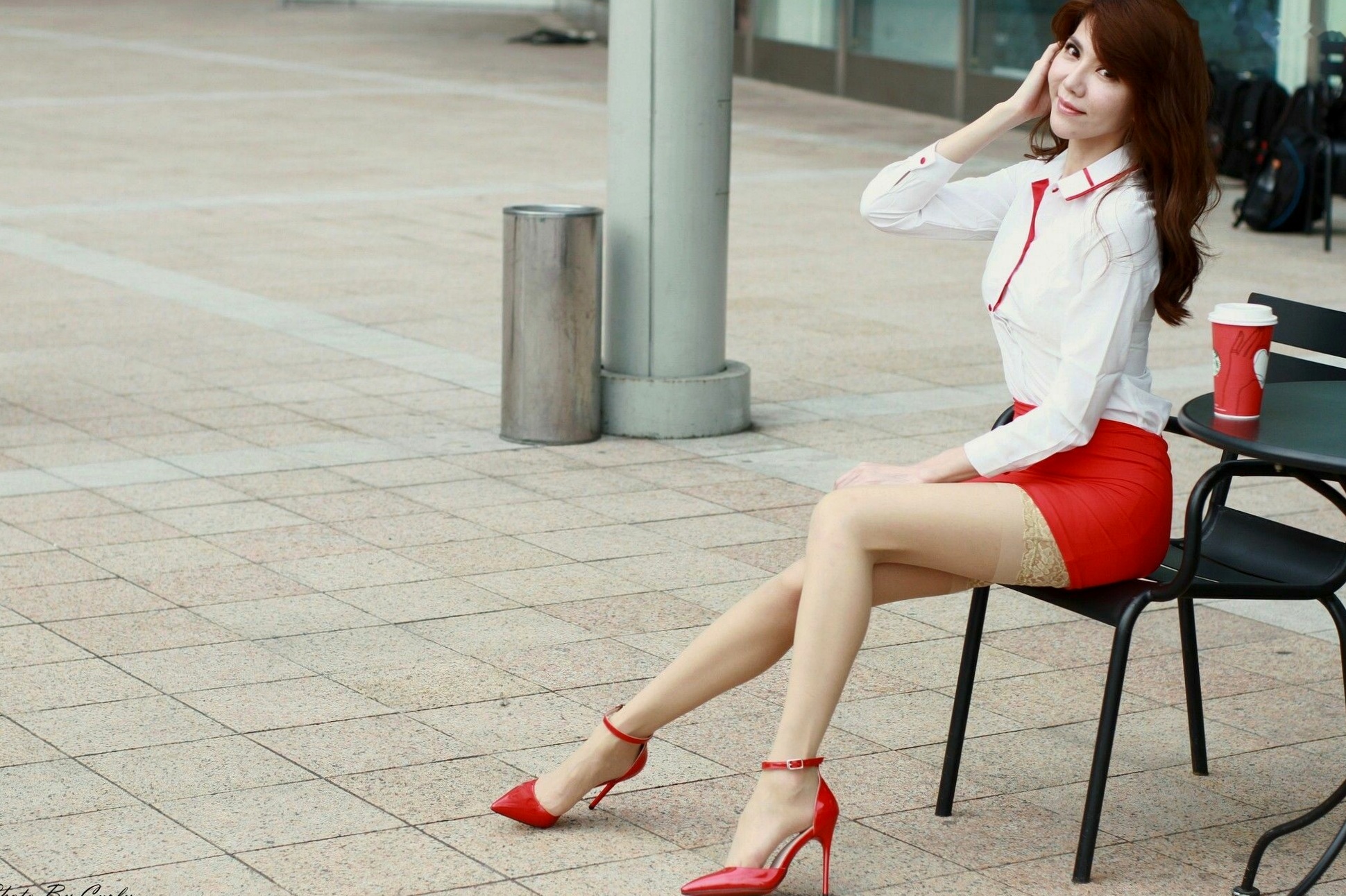 台湾正妹Maggie黄淑华高雄巨蛋户外街拍,职业制服诱惑勾勒曼妙身材,优雅迷人秀美腿
