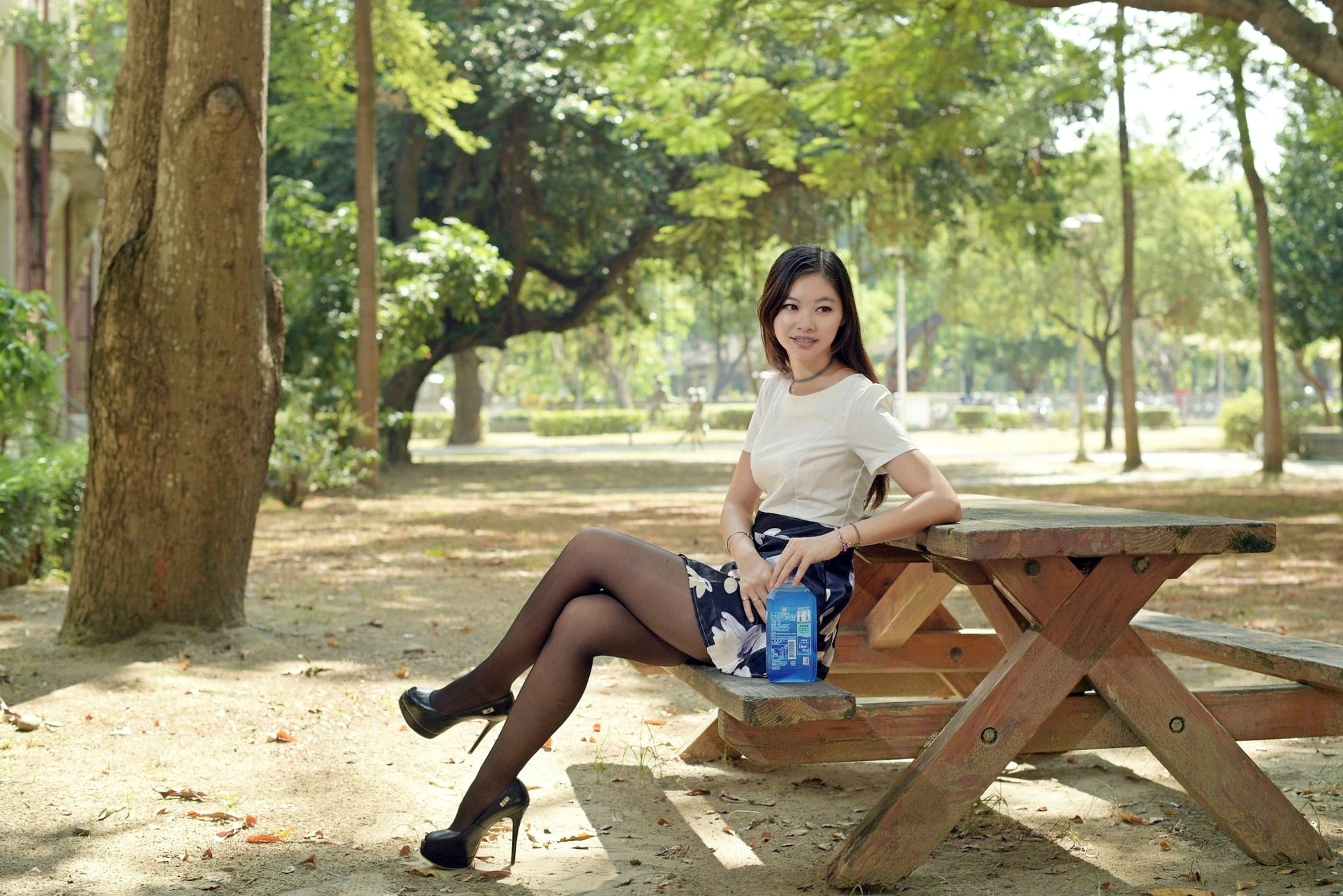 台湾正妹小雯成大校外拍制服写真,青春学妹校服诱惑秀精致美腿,清新校园风系列写真集