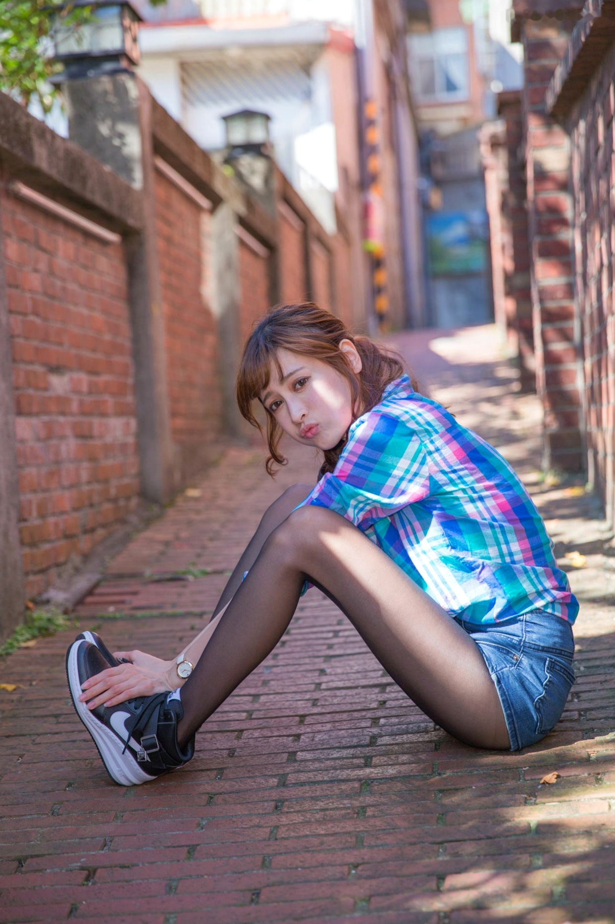 台湾正妹段璟瑶/璟儿《老街漫步》清新户外随拍,修长美腿搭配黑丝的优雅街拍,治愈系少女的甜美日常
