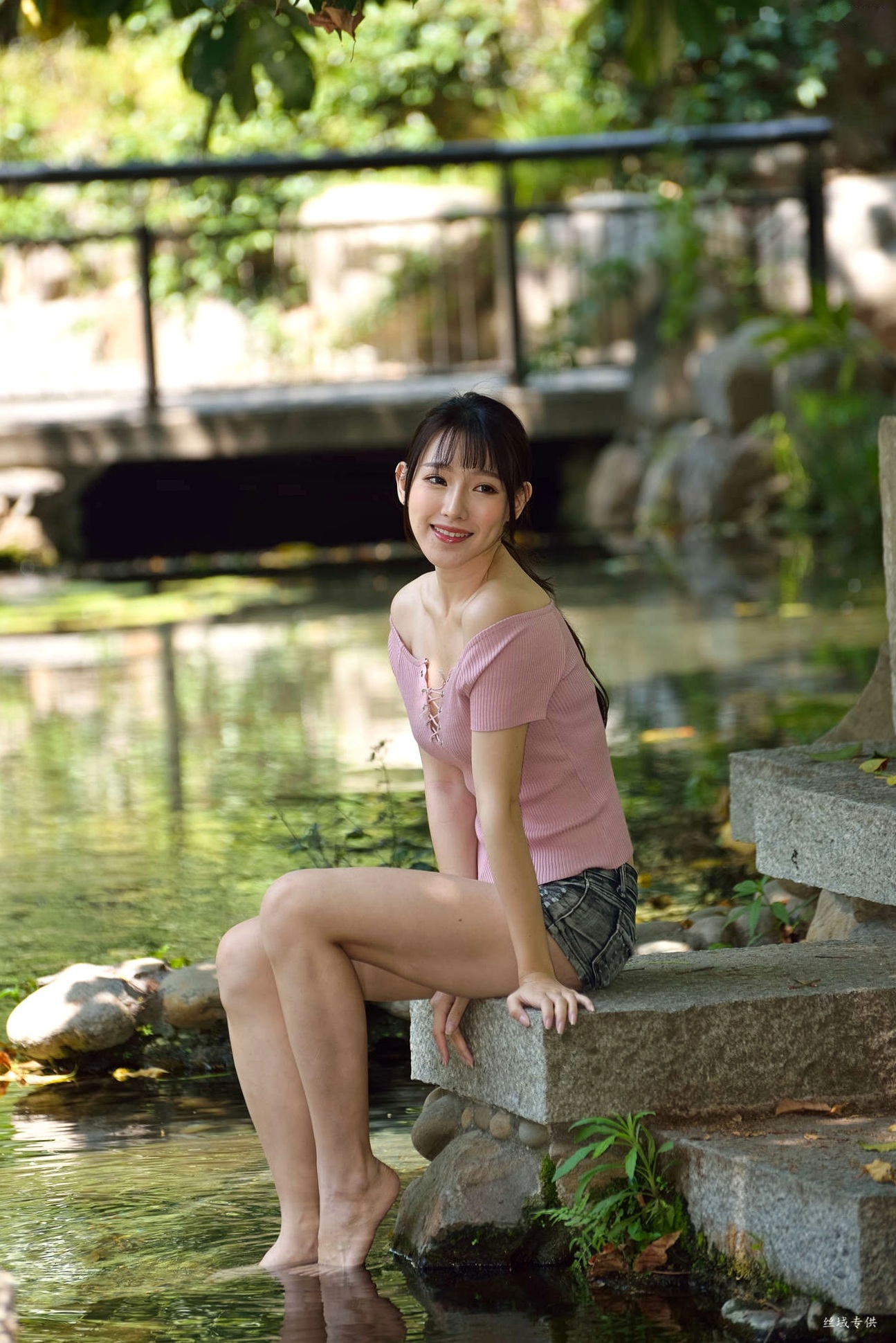 台湾正妹比比国美时装户外街拍 青春粉色上衣牛仔热裤动人美腿写真集