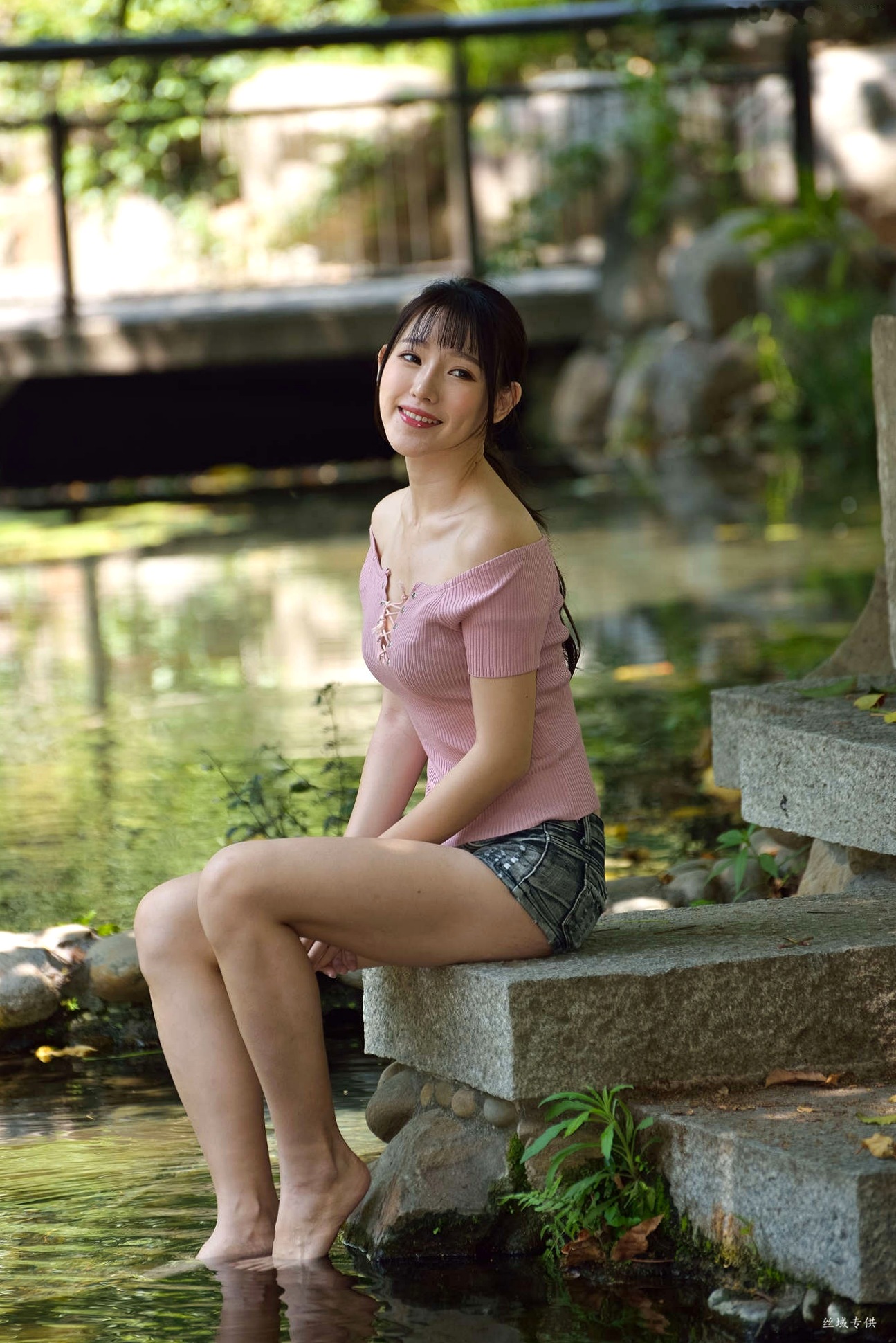 Gallery - 台湾正妹比比国美时装户外街拍 青春粉色上衣牛仔热裤动人美腿写真集台湾街拍清新美腿诱惑 女神私房照_秀色女神