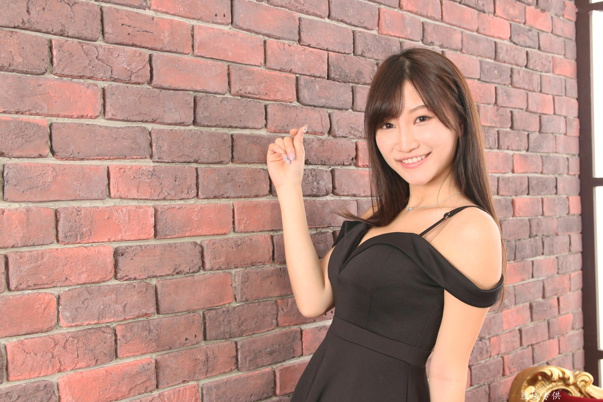 台湾正妹小筑兒《55棚拍》黑色露肩连衣裙私房写真集,优雅红绒沙发室内摄影