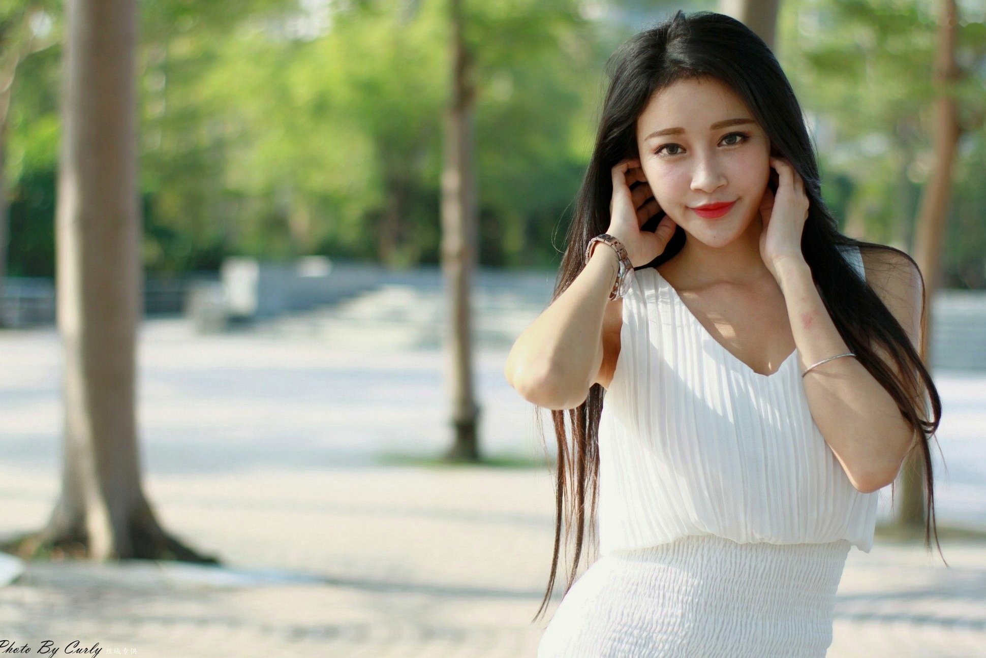 台湾正妹詹艾葳Avril《高雄美術館》户外写真,优雅纯白连身裙尽显清新女神范与绝美长腿