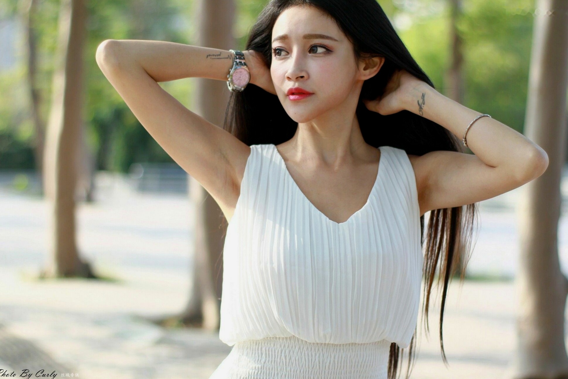 台湾正妹詹艾葳Avril《高雄美術館》户外写真,优雅纯白连身裙尽显清新女神范与绝美长腿