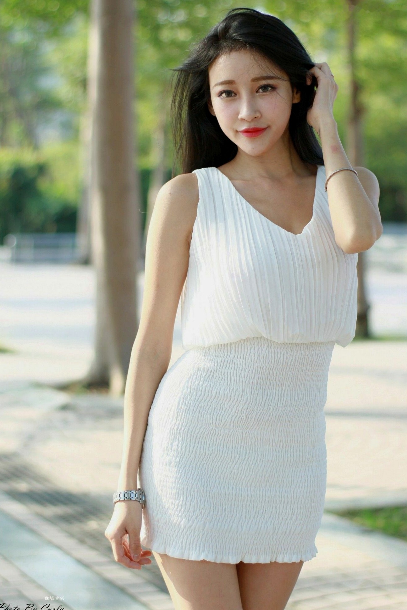 台湾正妹詹艾葳Avril《高雄美術館》户外写真,优雅纯白连身裙尽显清新女神范与绝美长腿